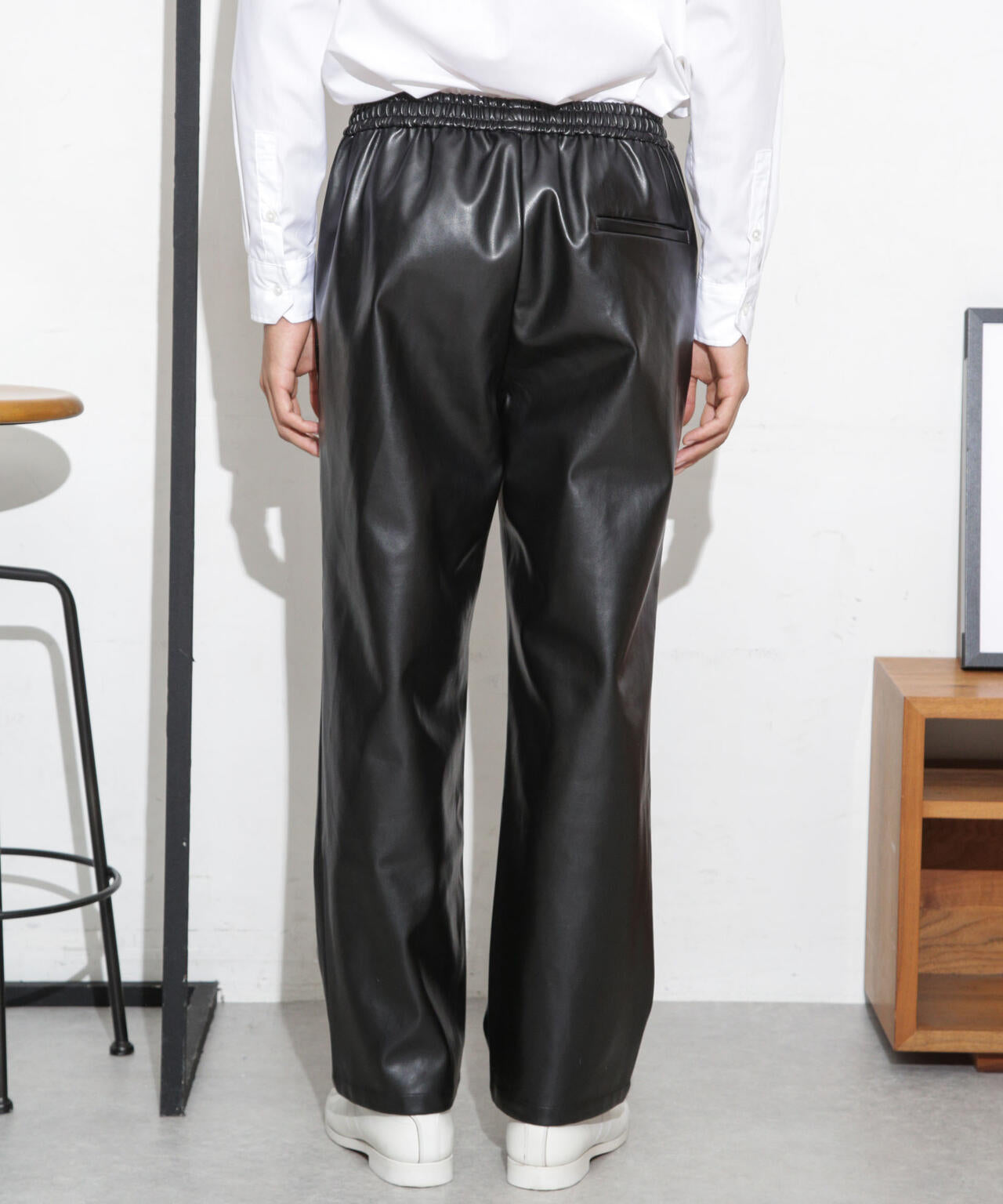 【新品未使用】ドゥロワー レザーライクトラックパンツ size34 フェイクレザートラックパンツ(セットアップ可) | NANO universe（ナノ