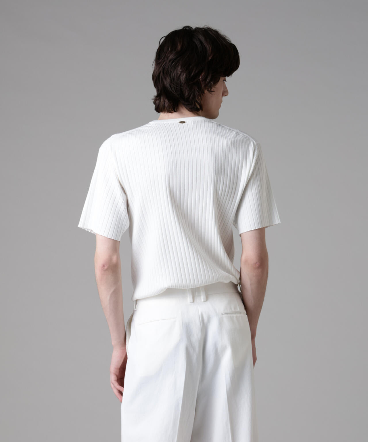 ASSEMBLANC」ウォッシャブルシルクワイドリブVネックニットTシャツ