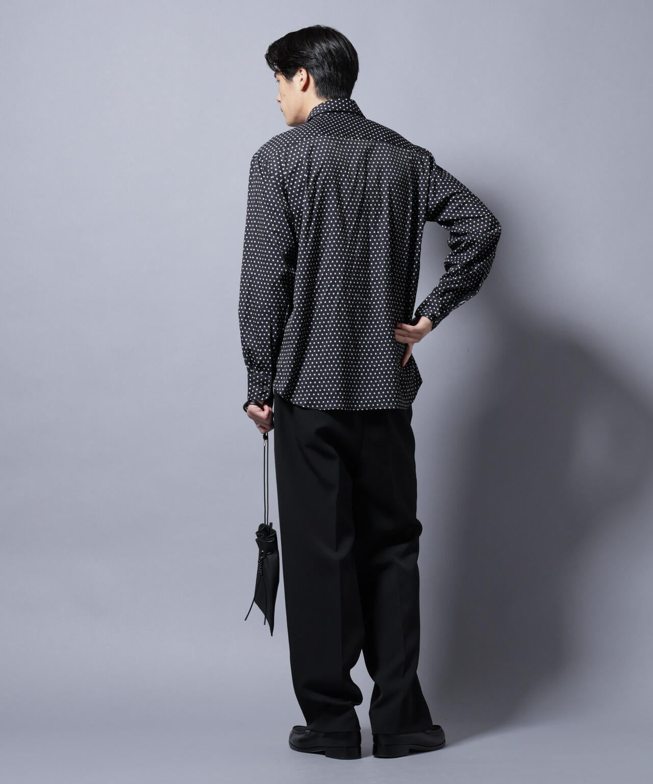 「EDITORIAL PRINT」シルキータッチシャツ