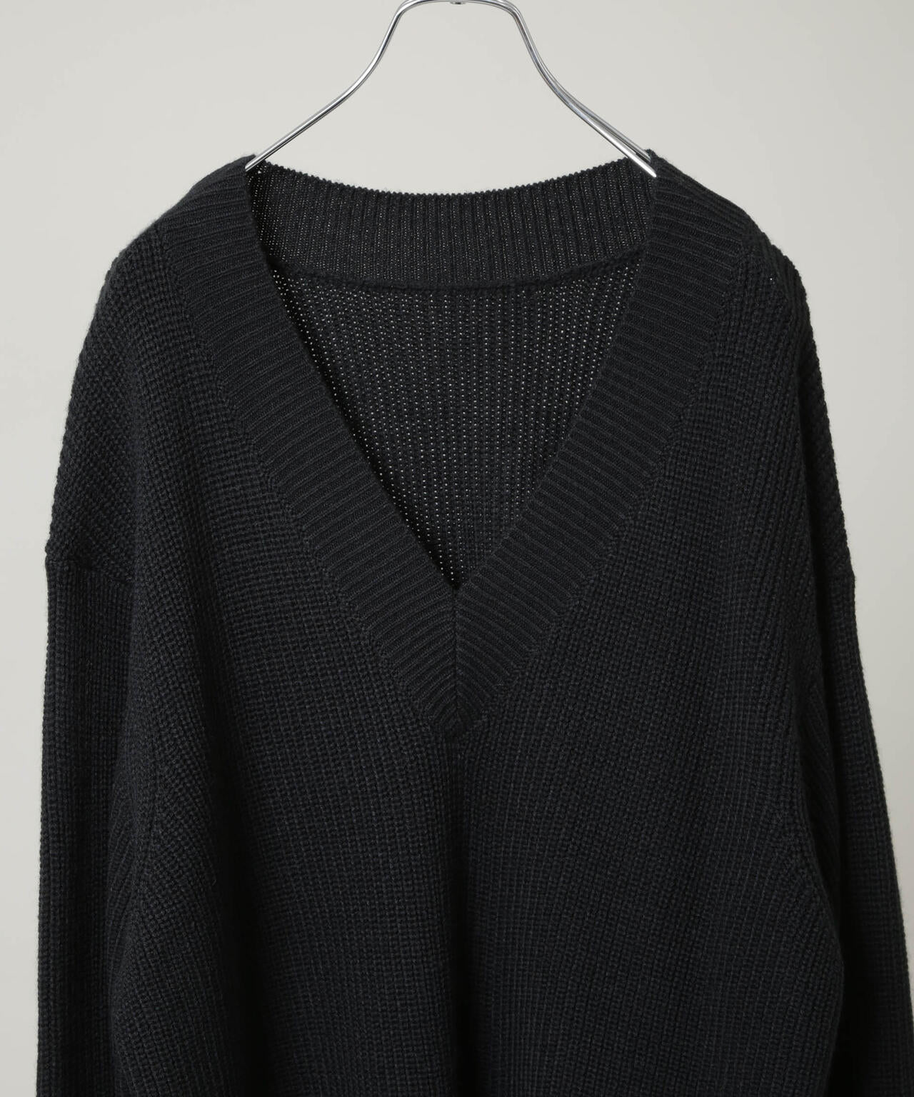 HOTEL PALACE｣ ディープVネックミドルゲージニット | NANO universe