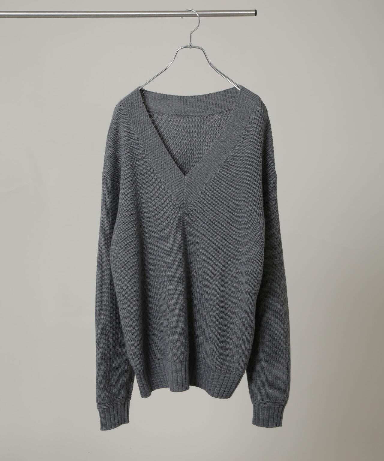 HOTEL PALACE｣ ディープVネックミドルゲージニット | NANO universe