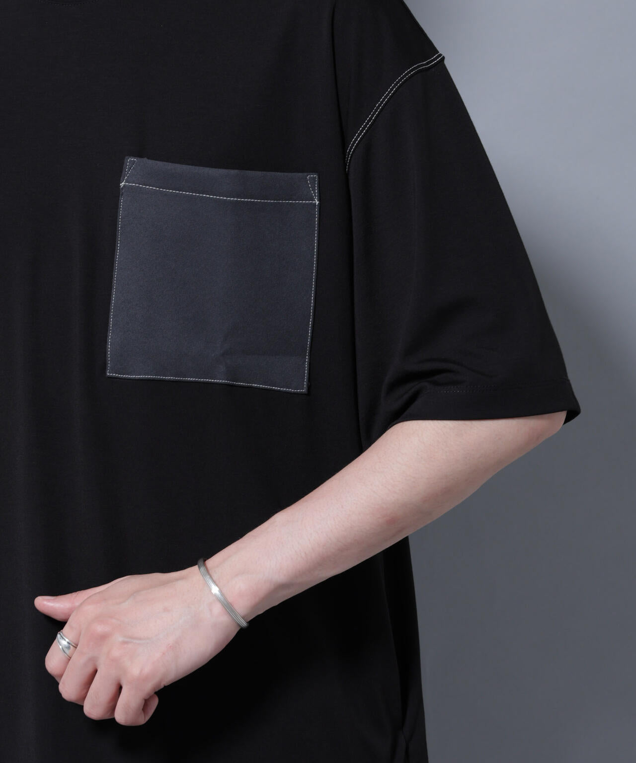 配色ステッチ フェイクスエードポケットTシャツ