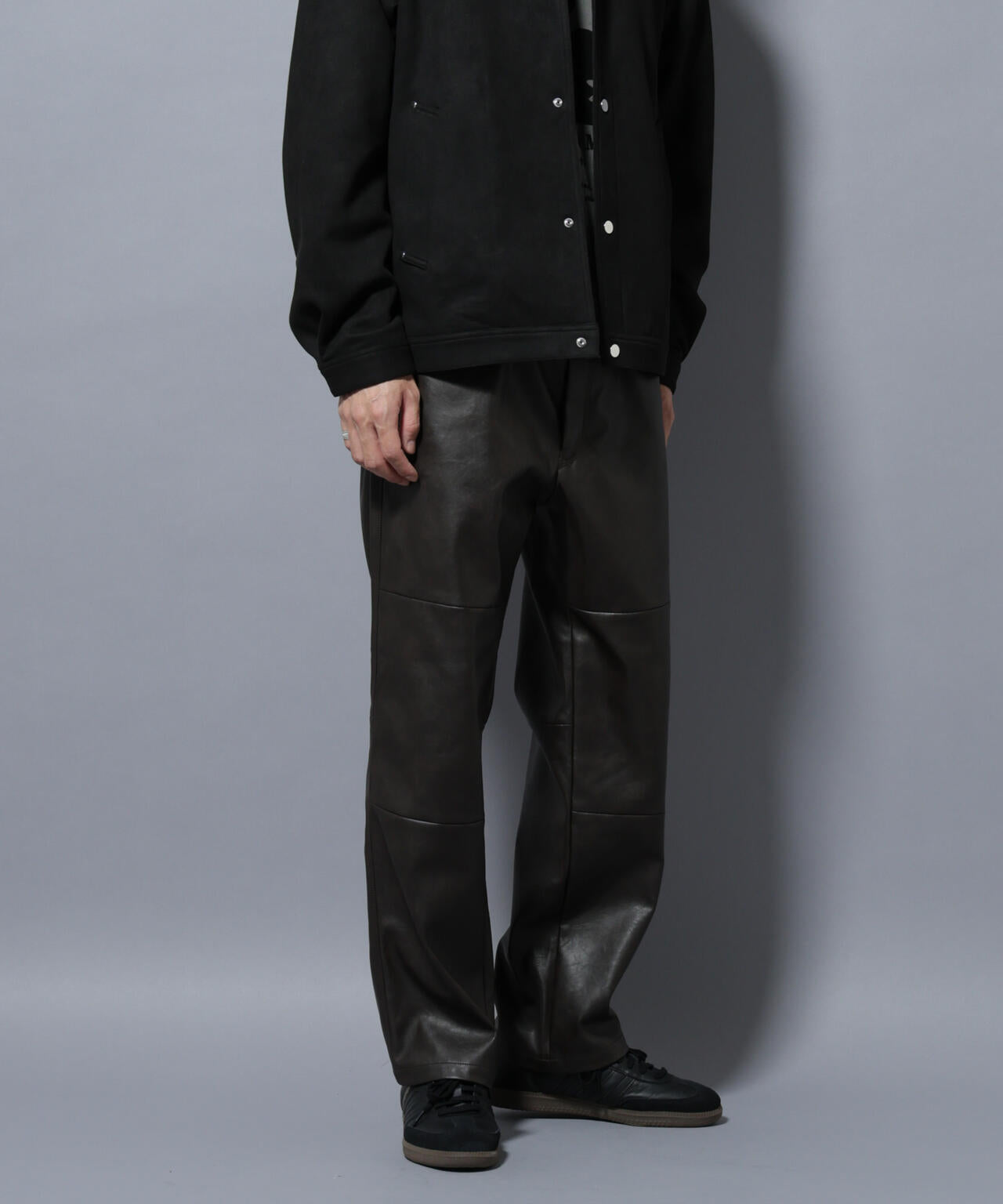 ヴィンテージライクフェイクレザー ダブルニーテーパードパンツ