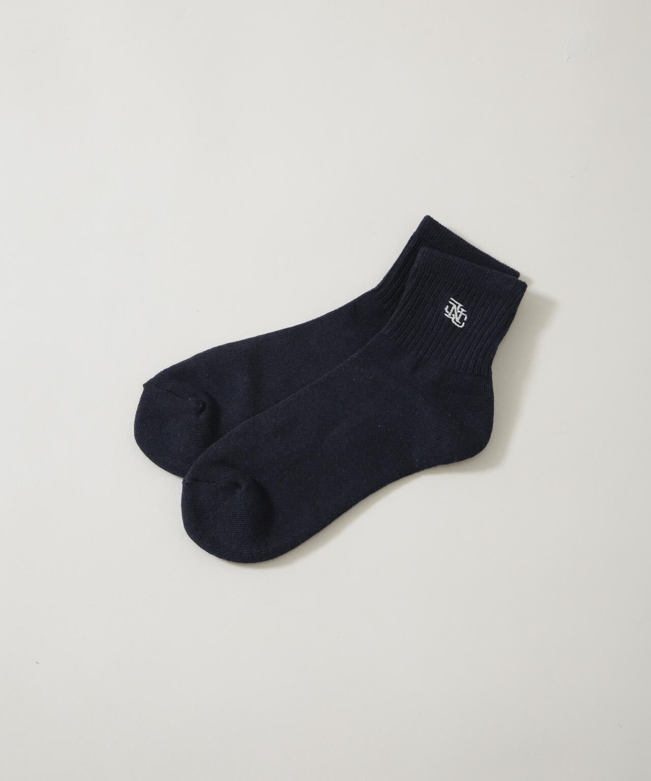黒のシンプルソックス ロゴ刺繍付き NJ/CLUB｣ クォーターリブロゴ刺繍ソックス | NANO universe（ナノ