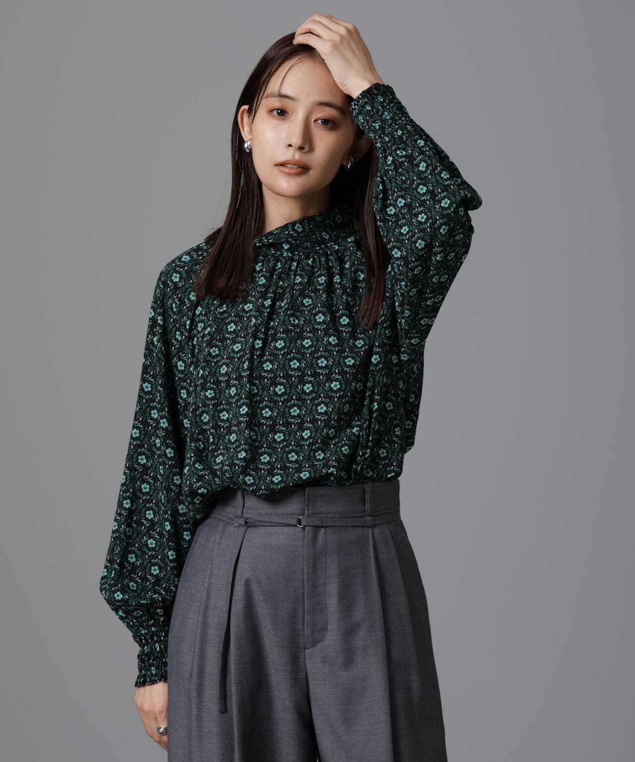 セルロースポリエステルプリント ギャザーブラウス TOMORROWLAND｜セルロースポリエステルオーガンジー サイド