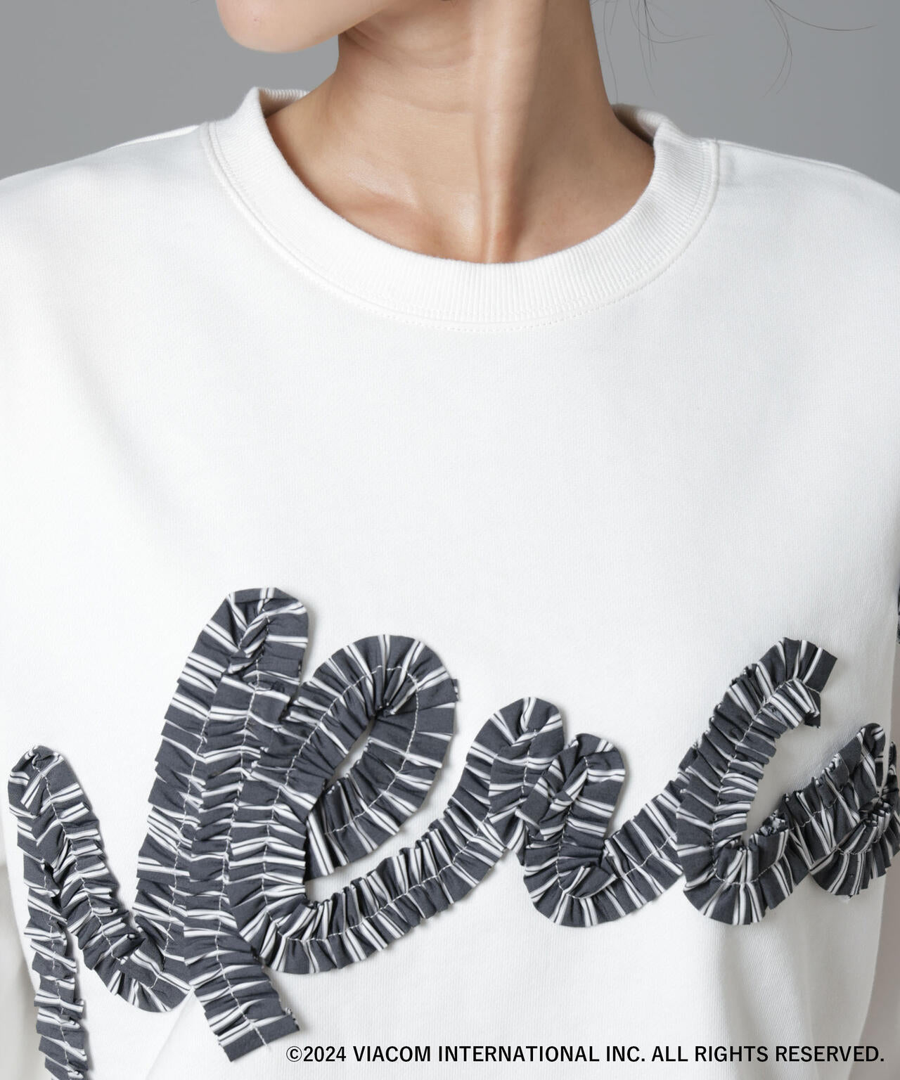 Emily in Paris×FUDGE フリルロゴスウェット | NANO universe（ナノ