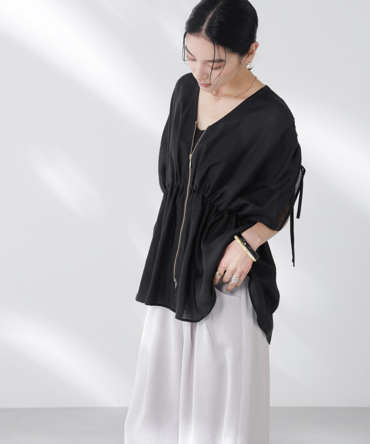 リネン混シアーギャザージップブラウス