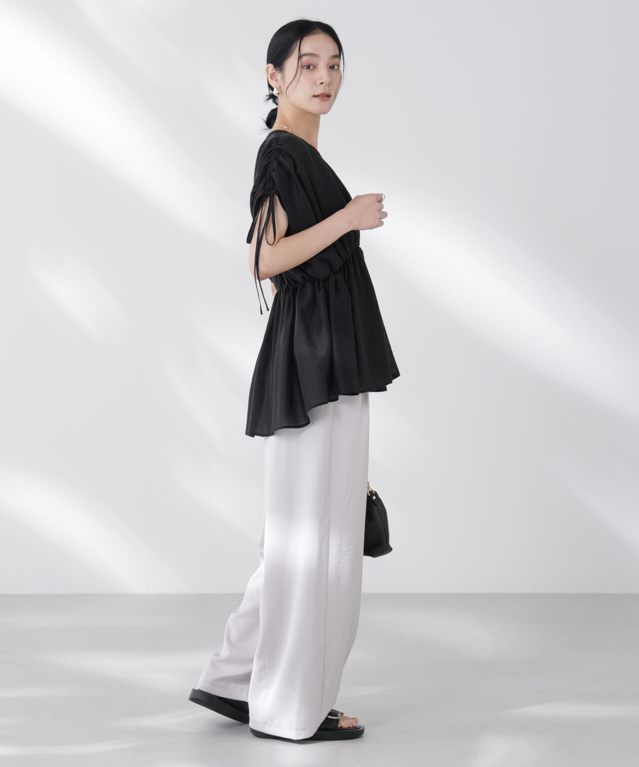 リネン混シアーギャザージップブラウス