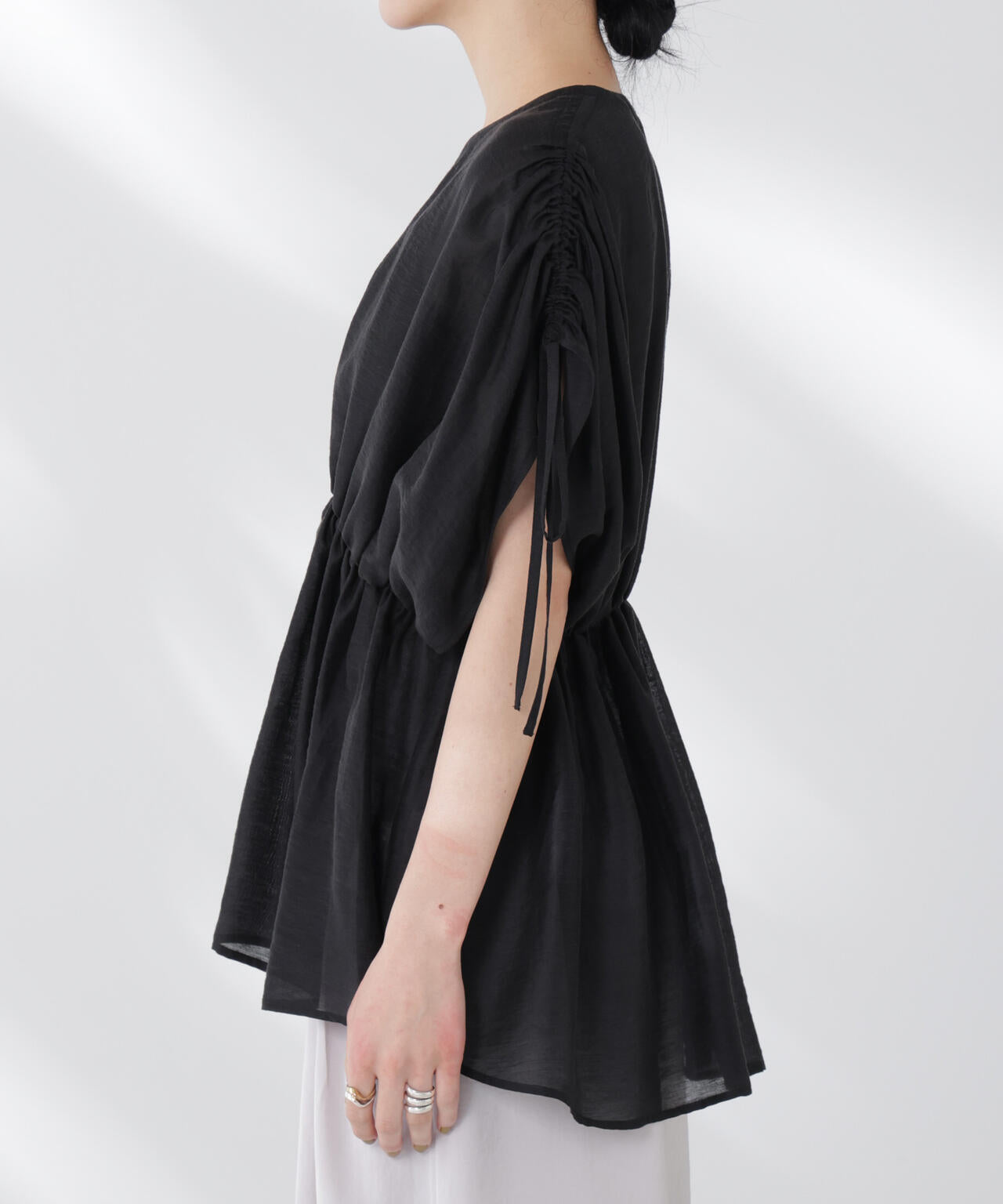 リネン混シアーギャザージップブラウス