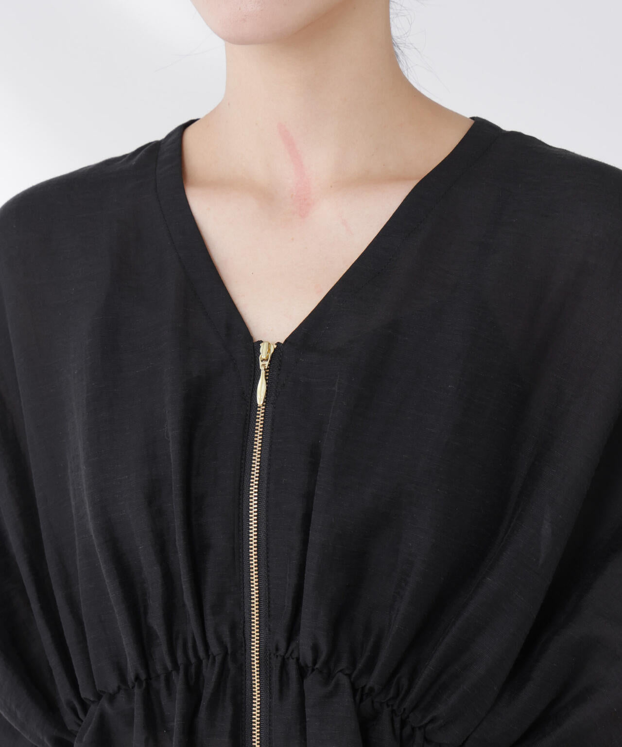 リネン混シアーギャザージップブラウス