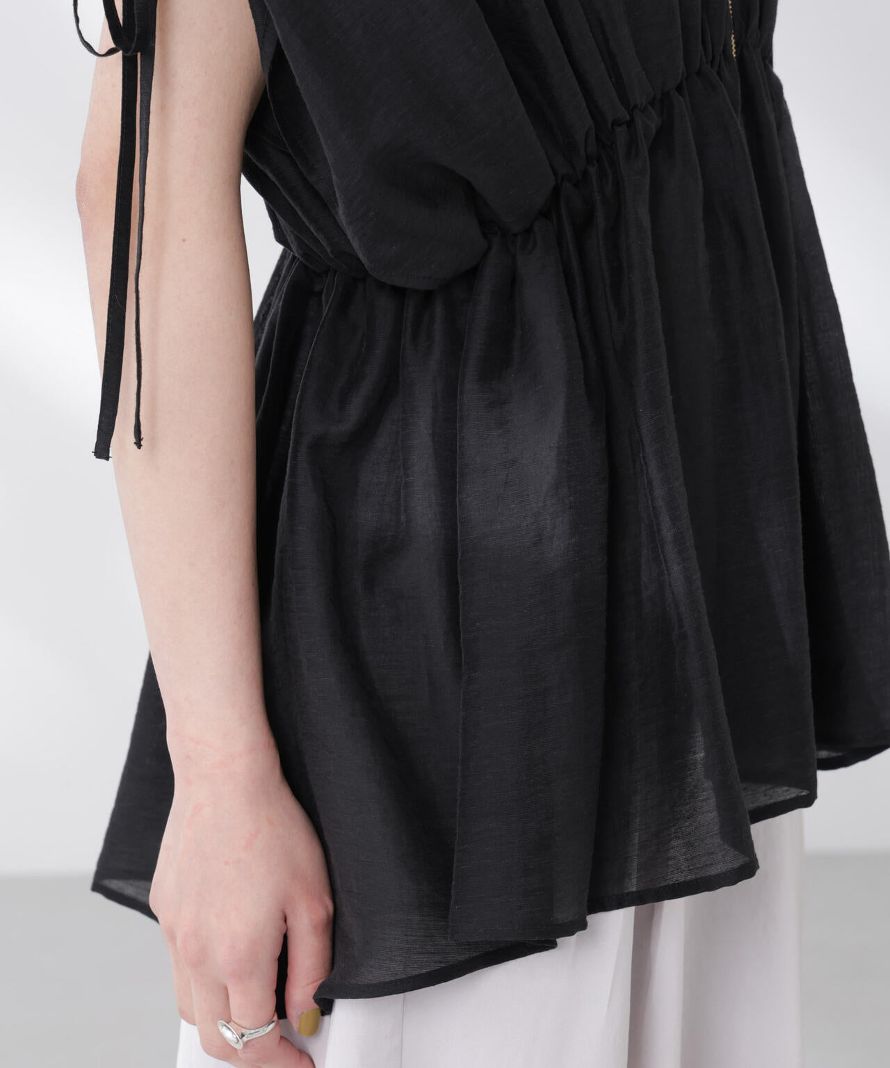 リネン混シアーギャザージップブラウス