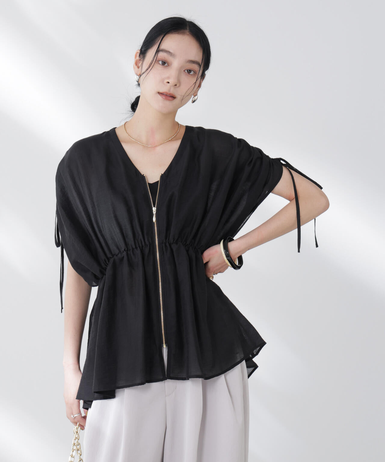 リネン混シアーギャザージップブラウス