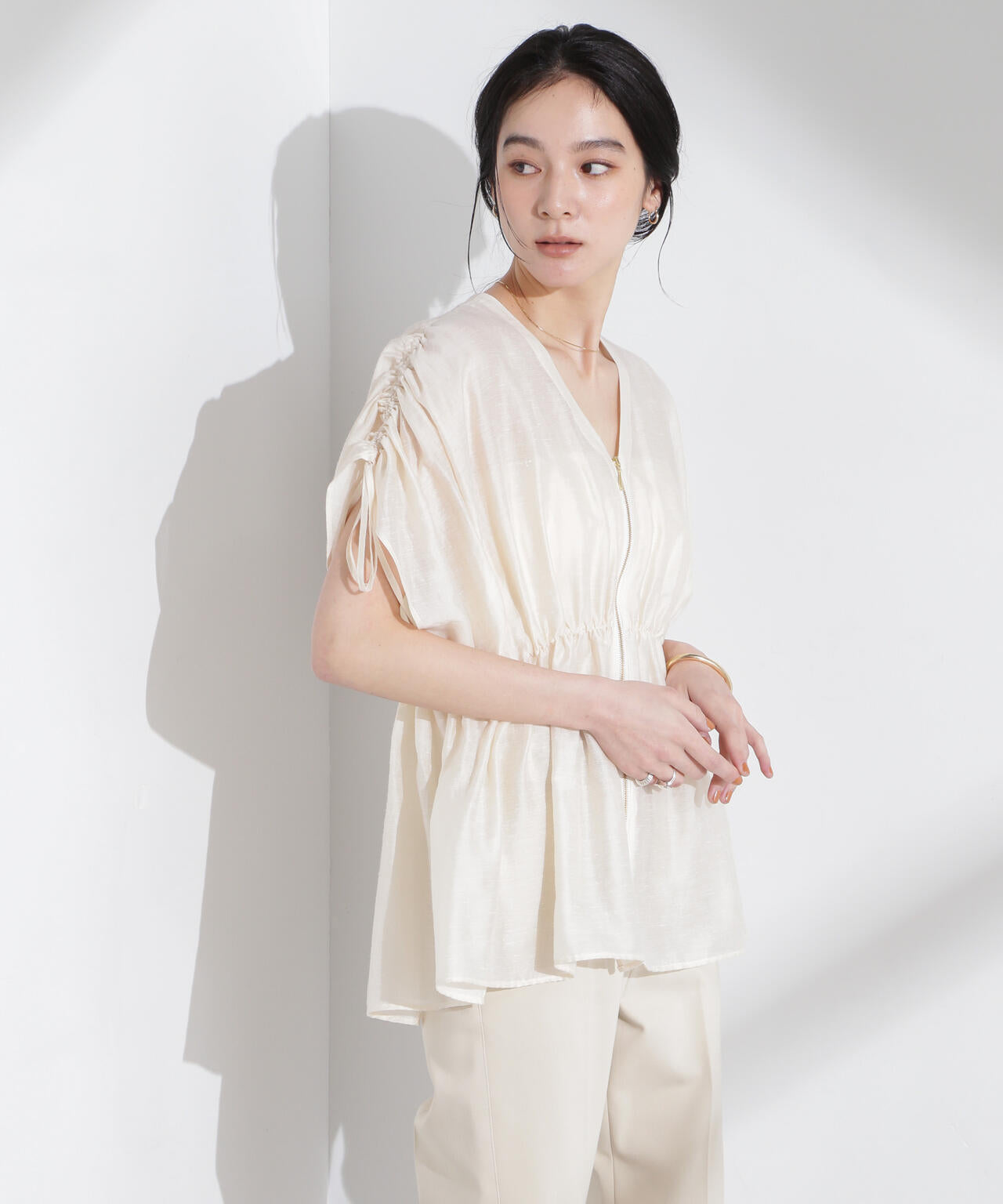 リネン混シアーギャザージップブラウス