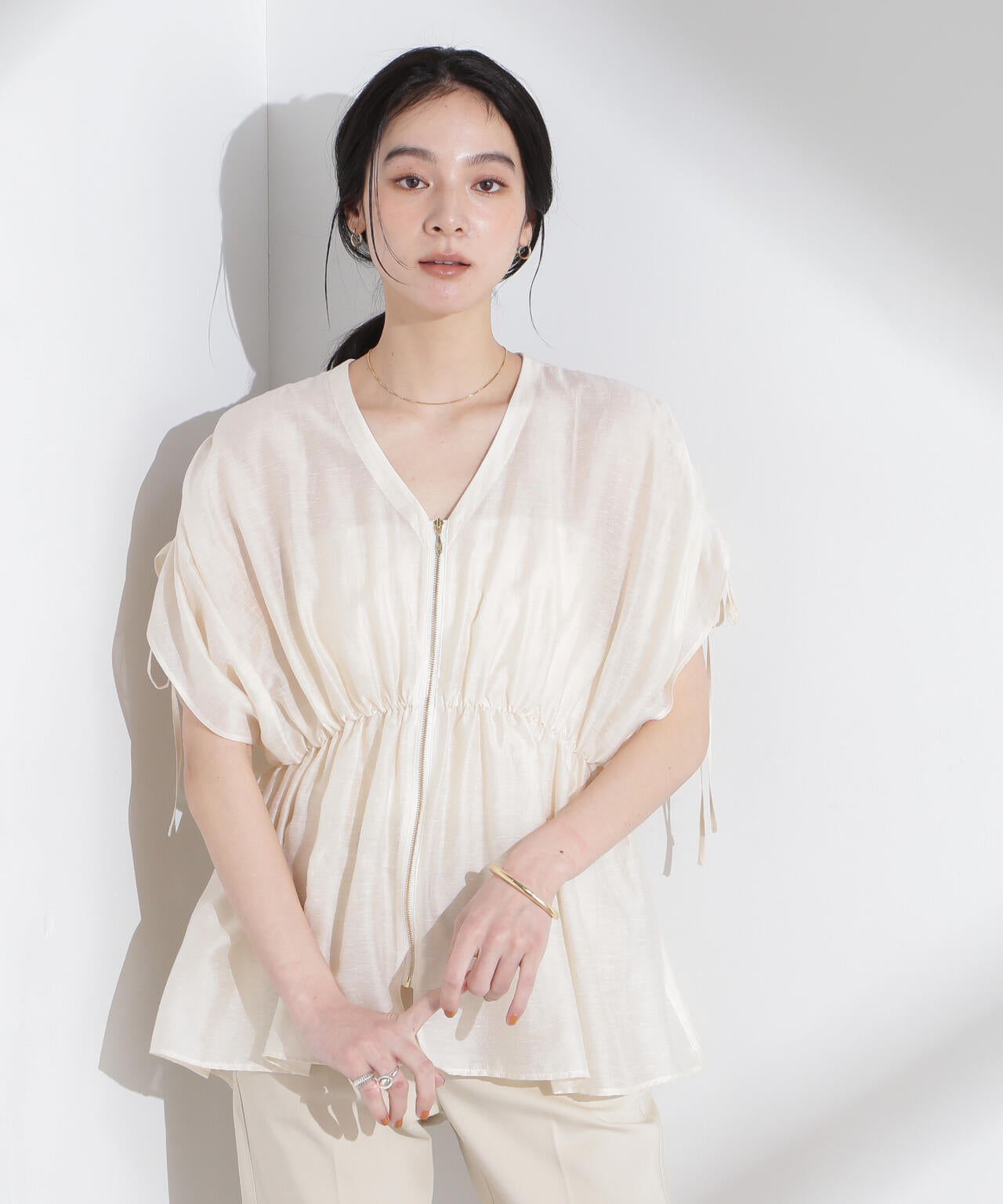 リネン混シアーギャザージップブラウス