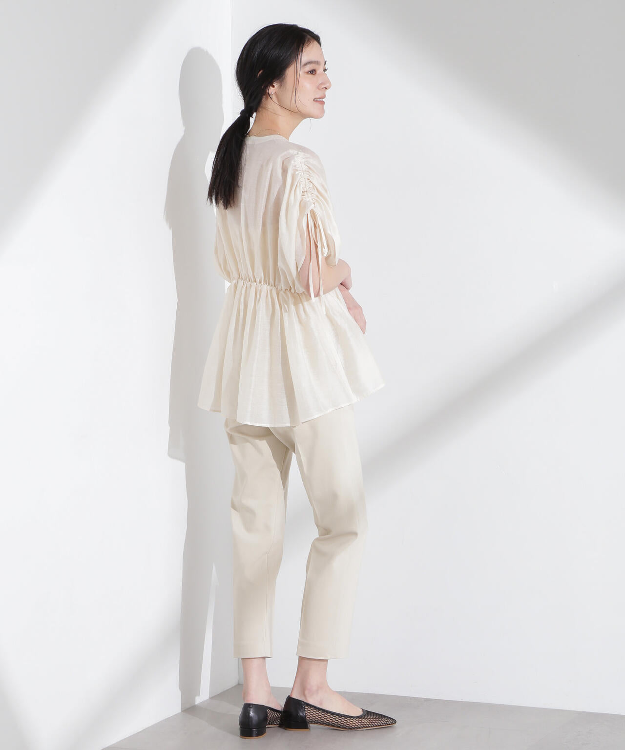 【タグ付き新品】2024 フレームワーク リネン100 ギャザーブラウス シアー FRAMeWORK（フレームワーク）の「シアーリネンオープンカラー