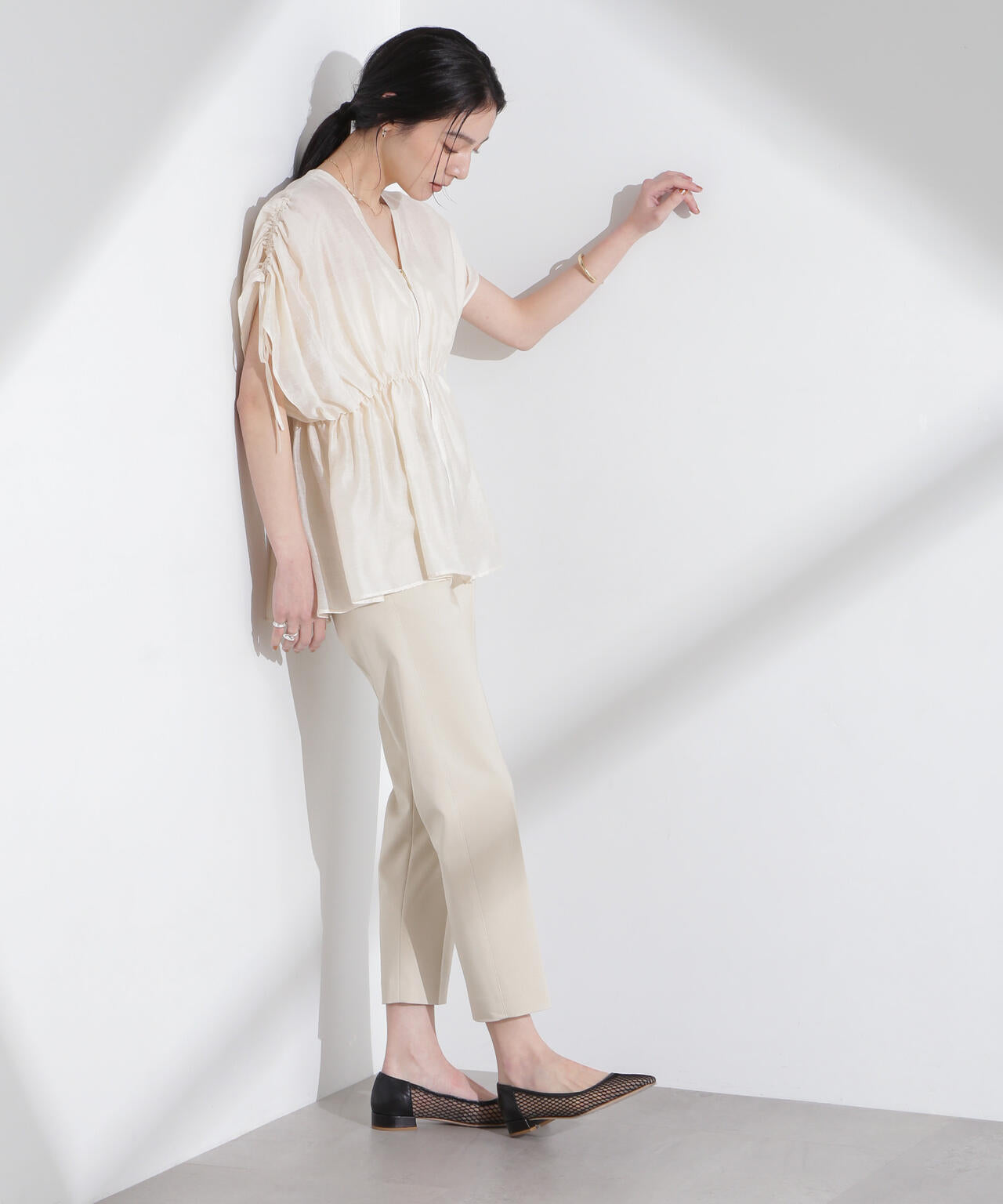 リネン混シアーギャザージップブラウス