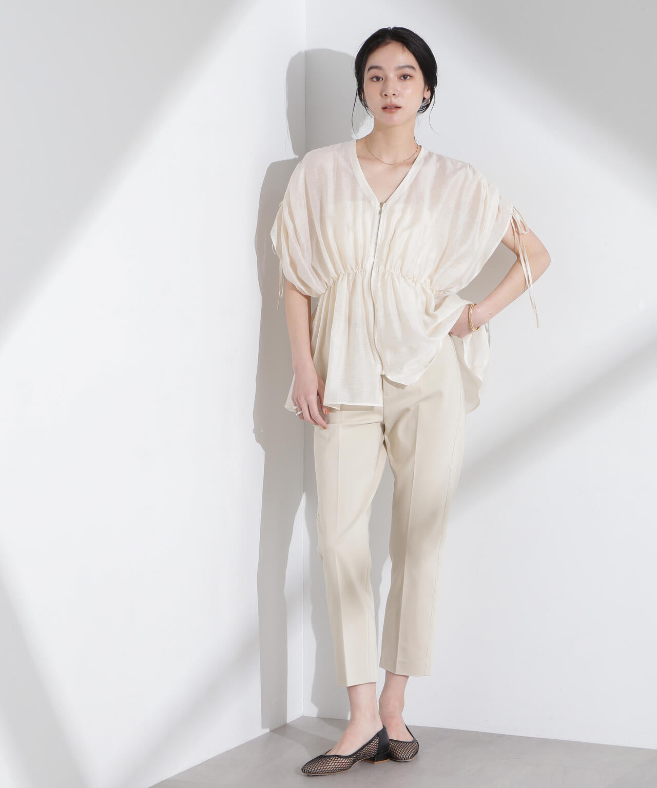 リネン混シアーギャザージップブラウス