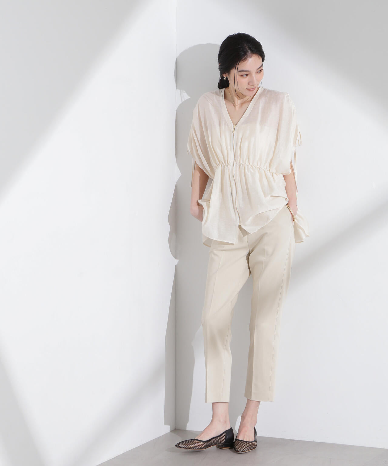 リネン混シアーギャザージップブラウス