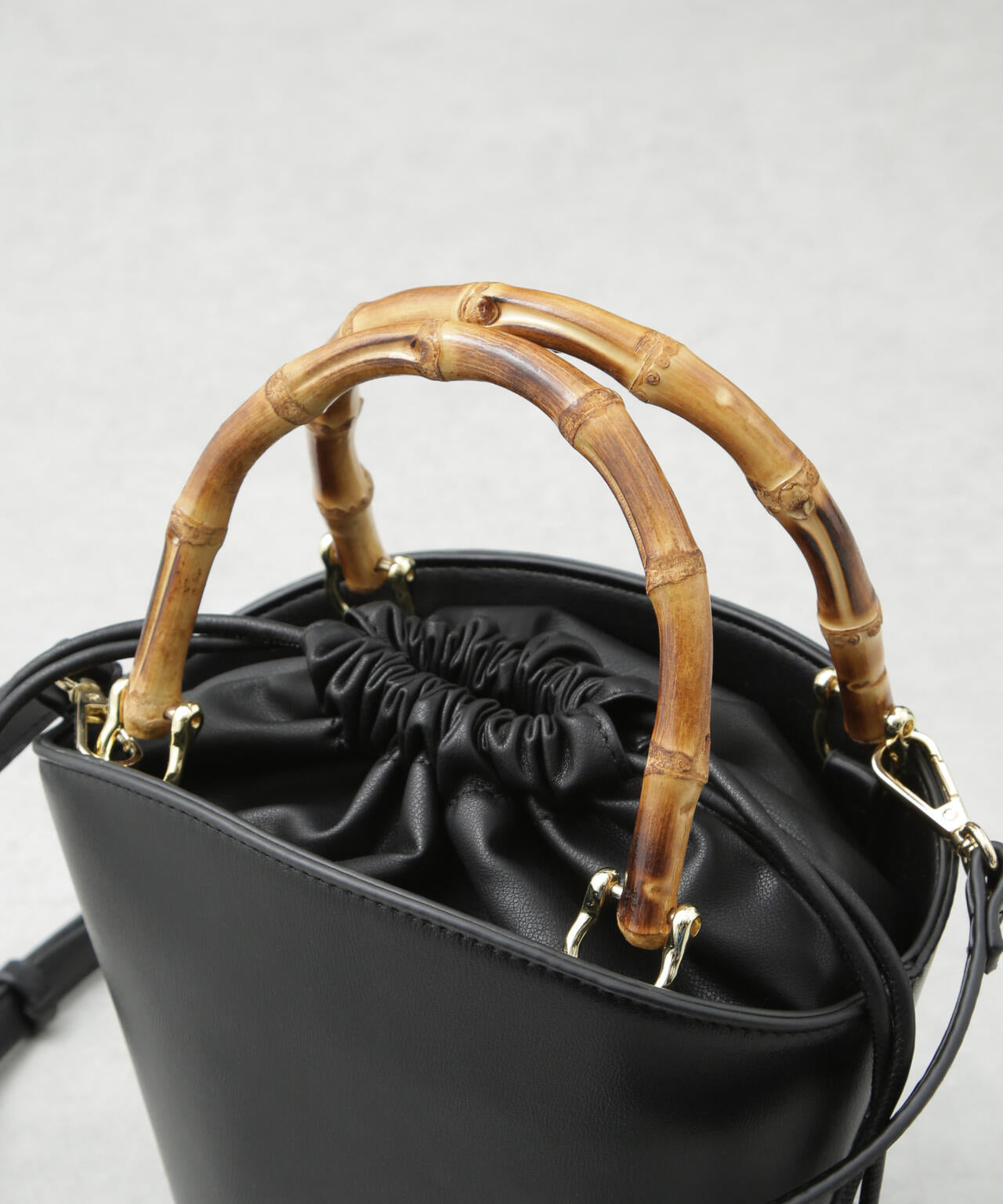 和装用　バンブーハンドル付きブラックバッグ バンブー手提げバッグ「縦型中｜外ポケット付」シボ牛革【黒】祭用品