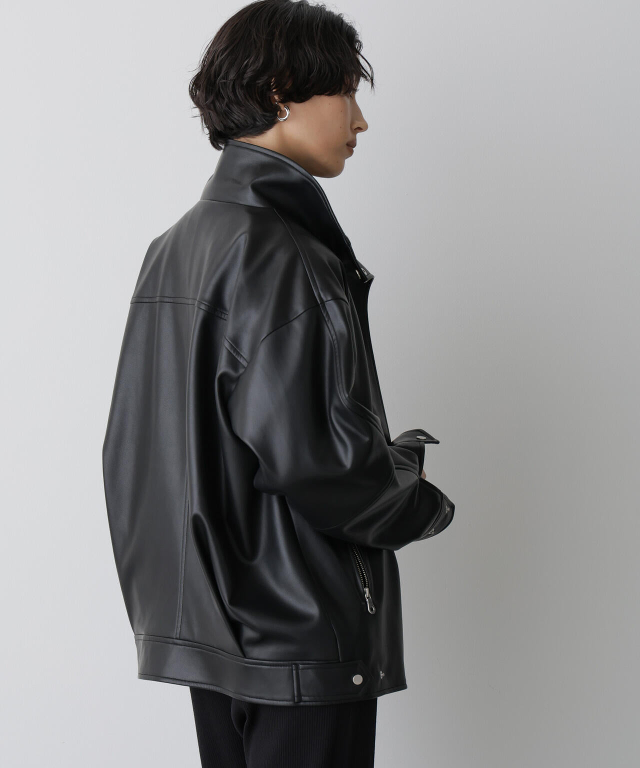 「STEVELOUR」スタンドフェイクレザージップブルゾン