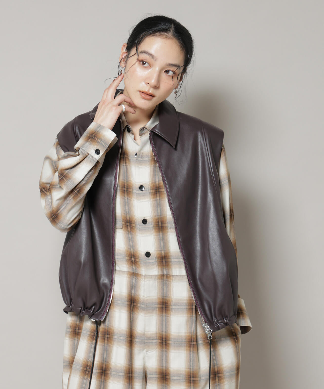 LU'U DAN ルーダン　ブラック フェイクレザーVネックベスト完売商品 LU'U DAN ルーダン ブラック フェイクレザーVネックベスト完売商品 LU