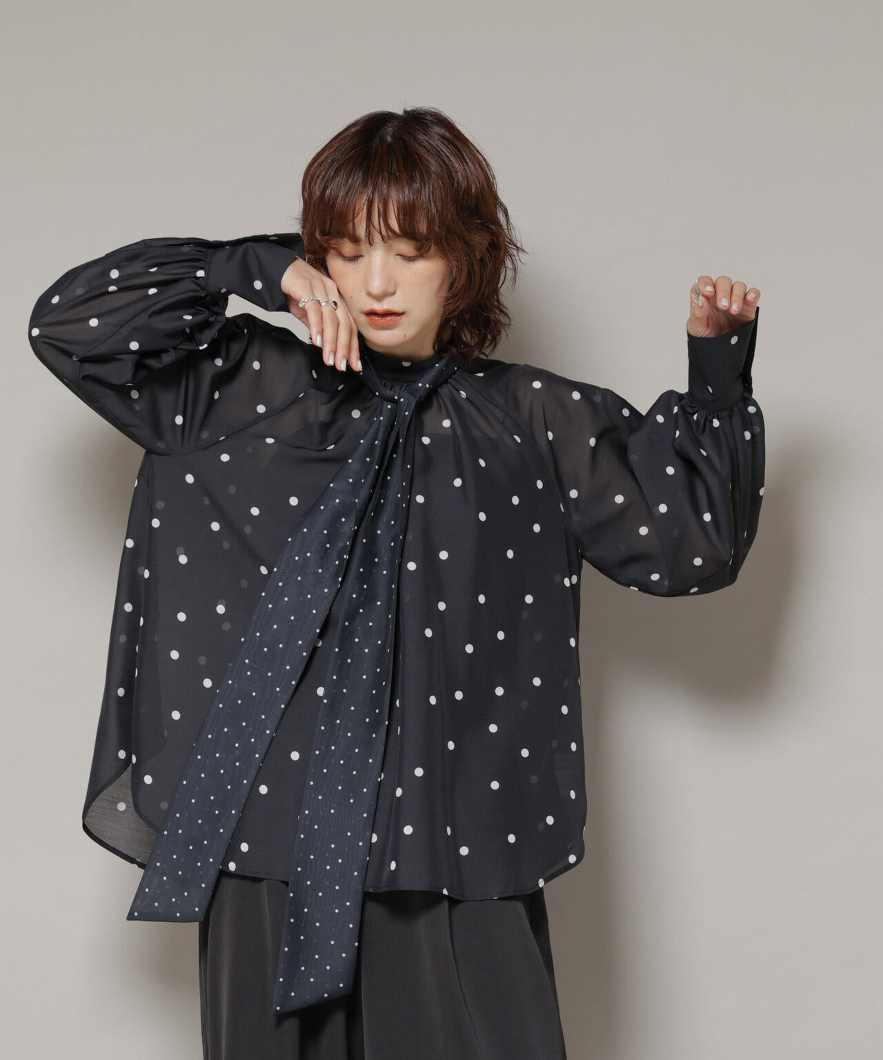 ランダムドットボータイ付きブラウス