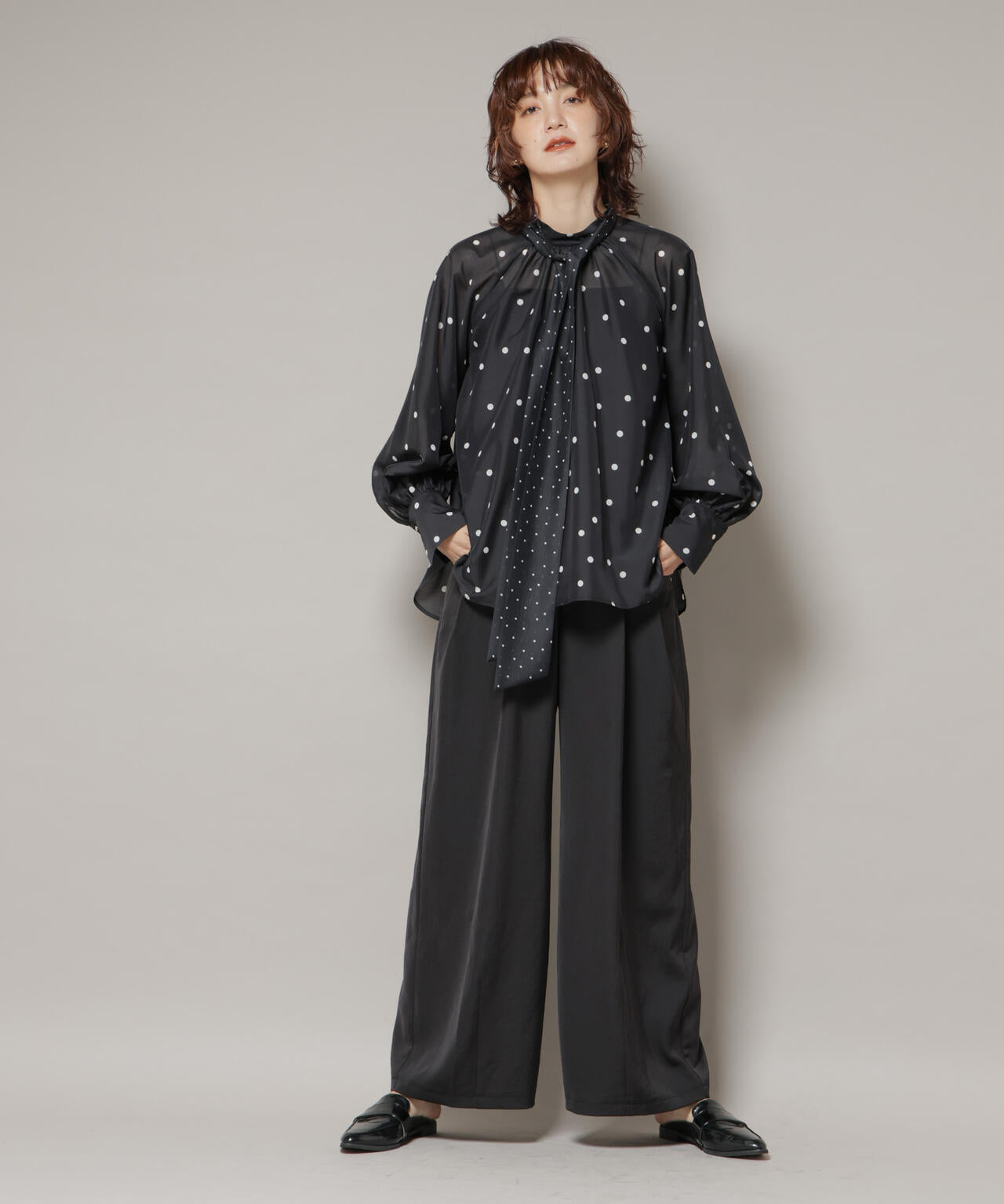 ランダムドットボータイ付きブラウス
