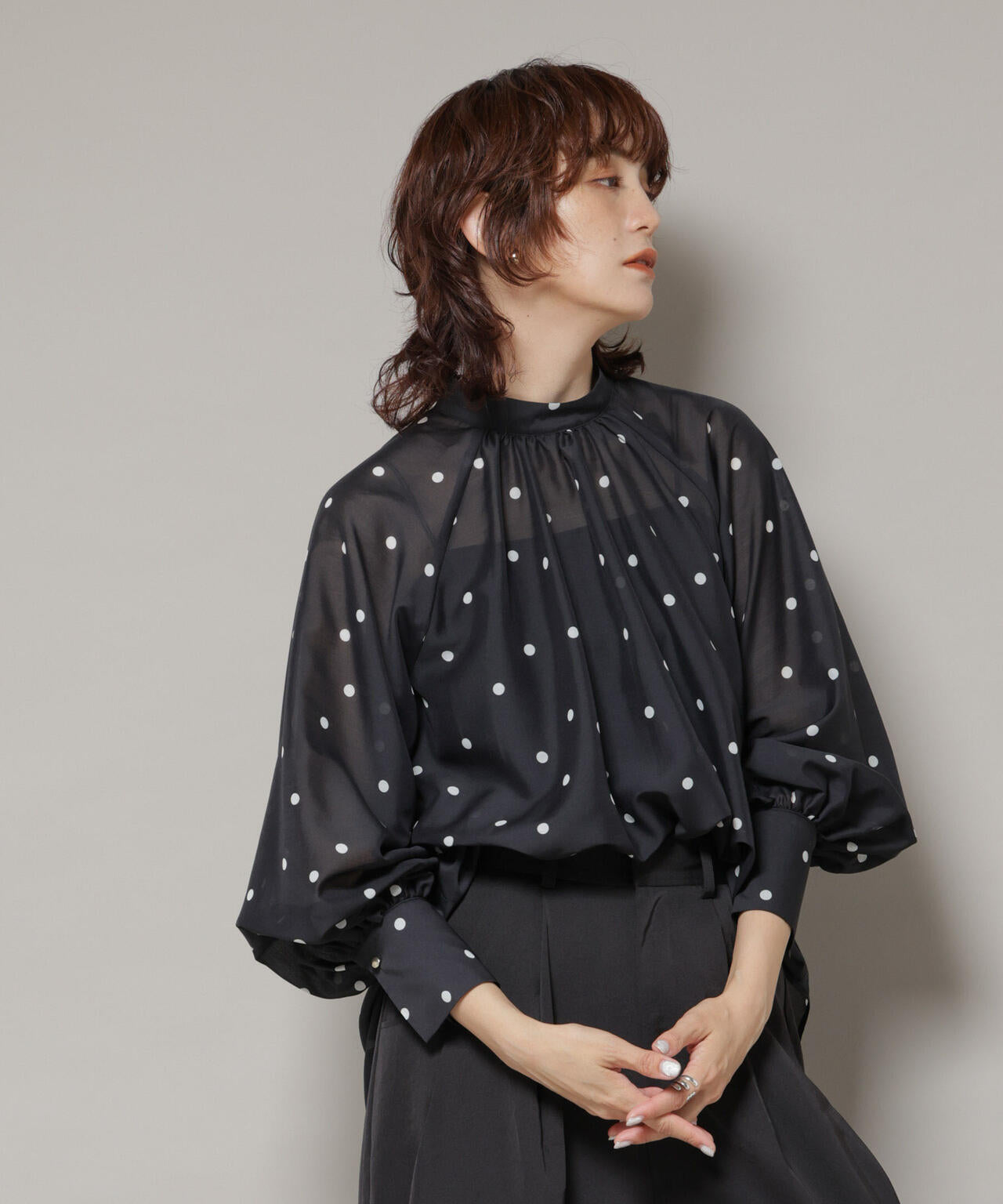 ランダムドットボータイ付きブラウス