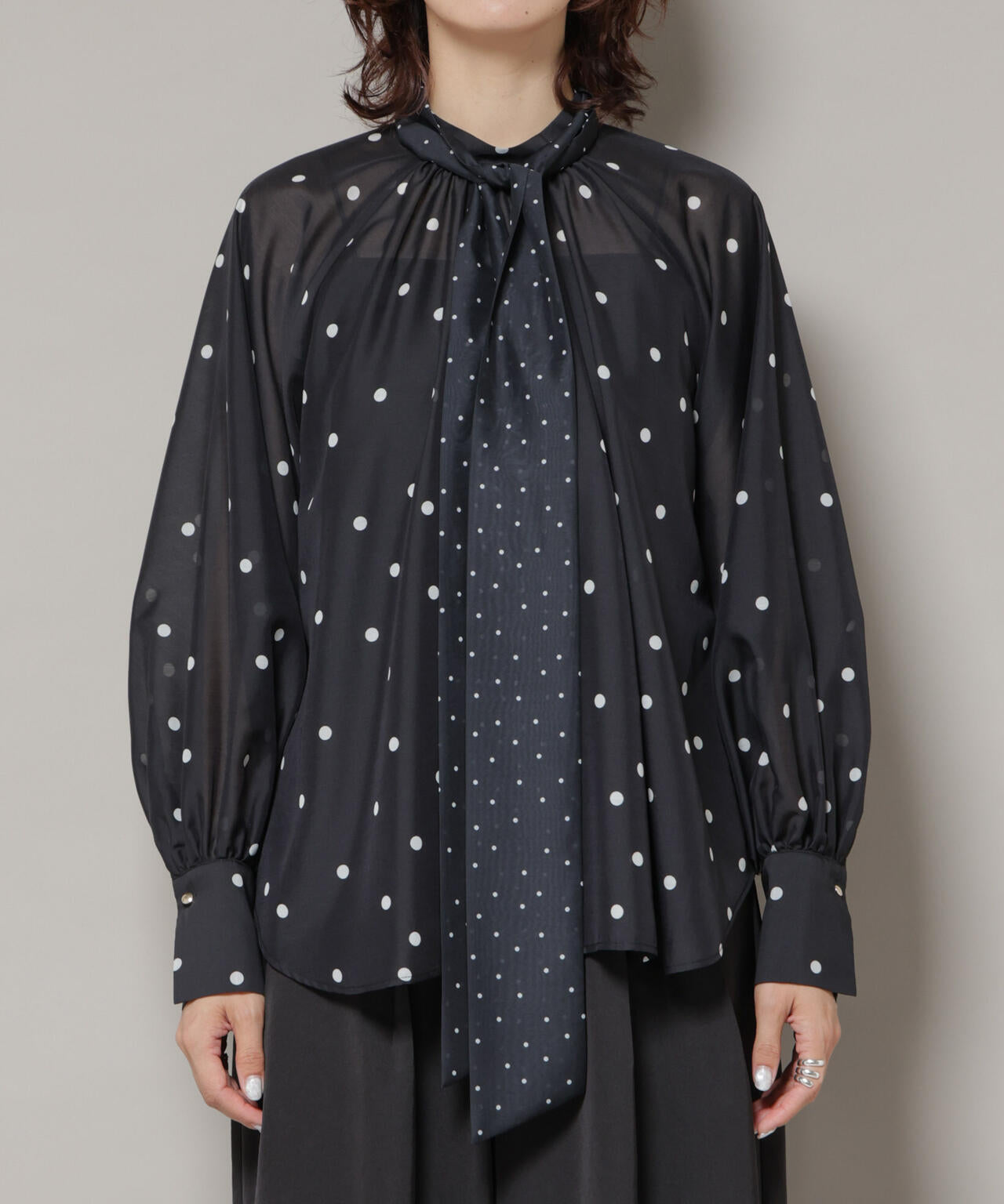 ランダムドットボータイ付きブラウス