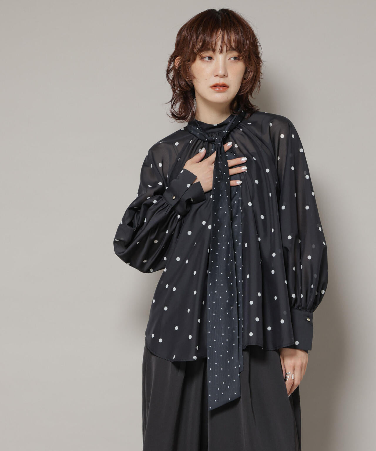 ランダムドットボータイ付きブラウス