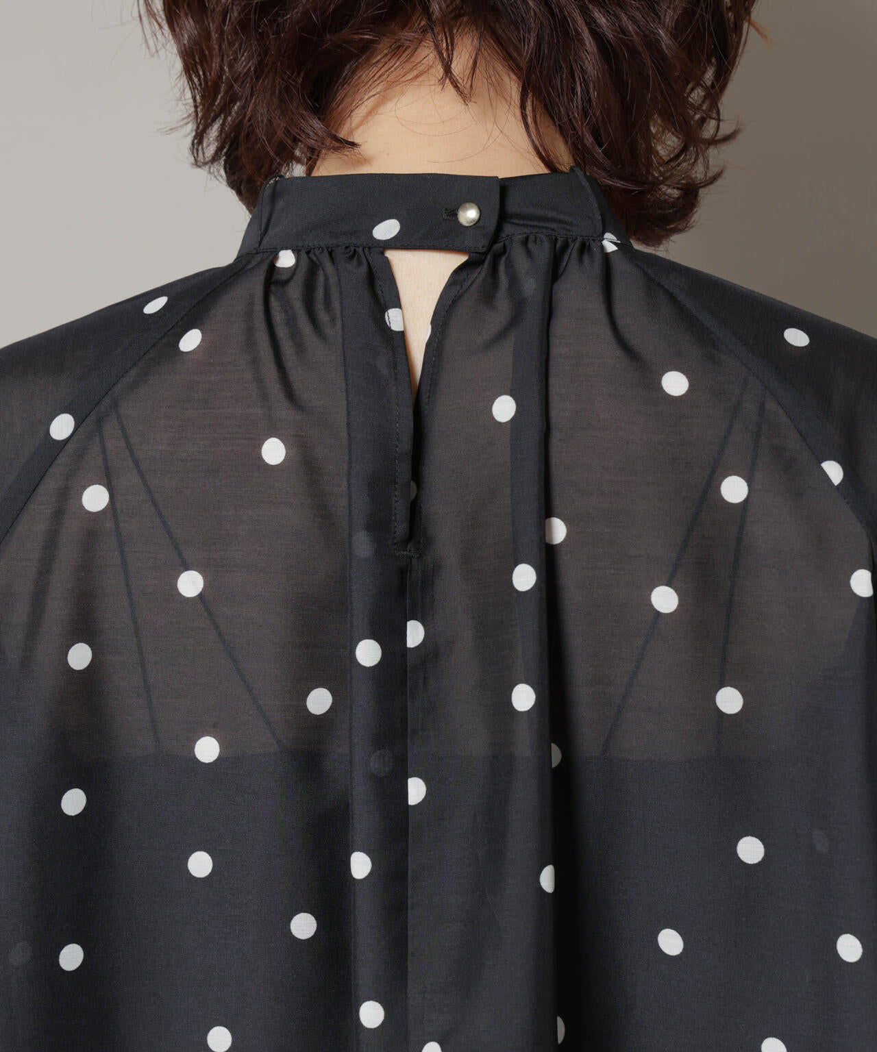 ランダムドットボータイ付きブラウス