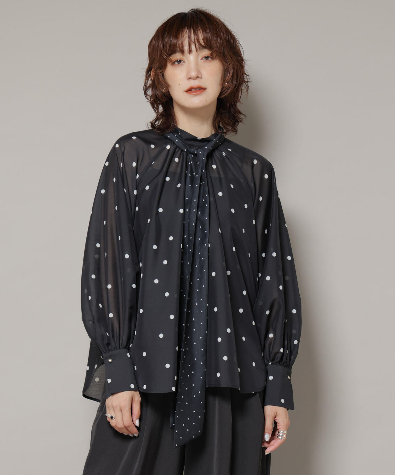 ランダムドットボータイ付きブラウス