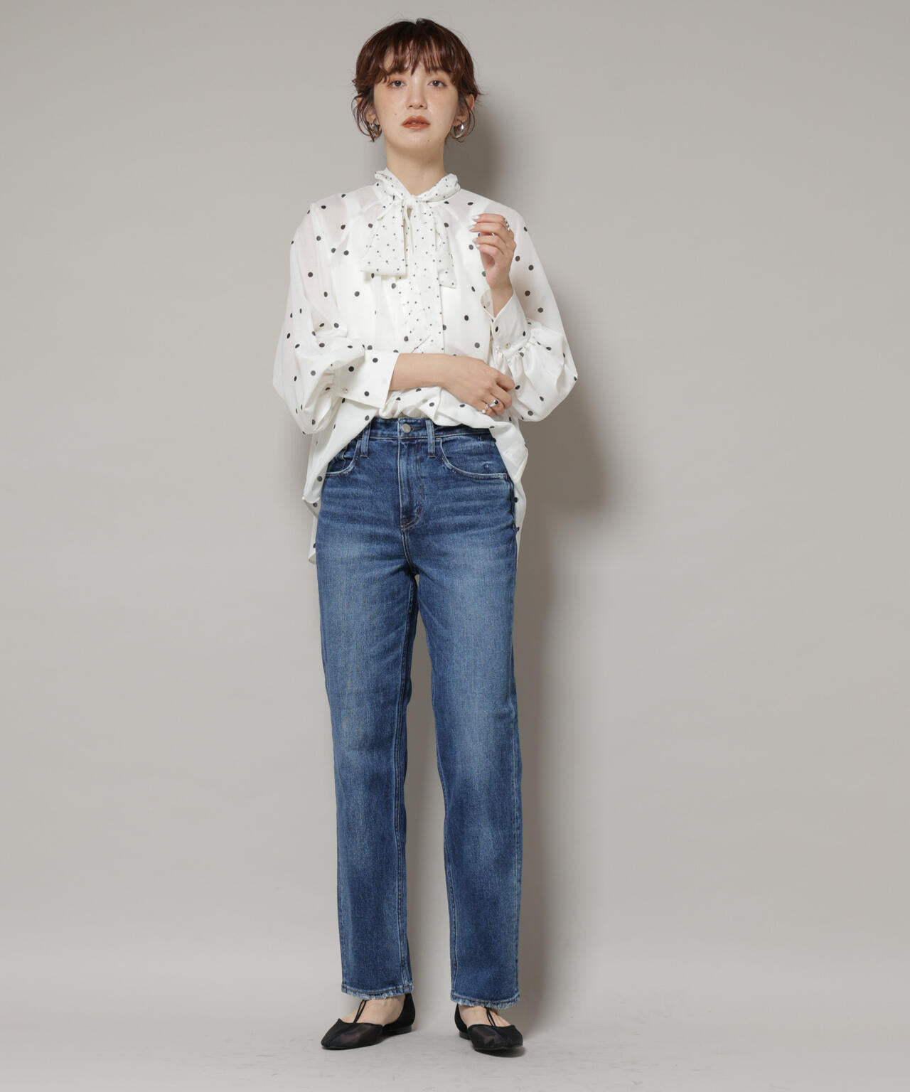 ランダムドットボータイ付きブラウス