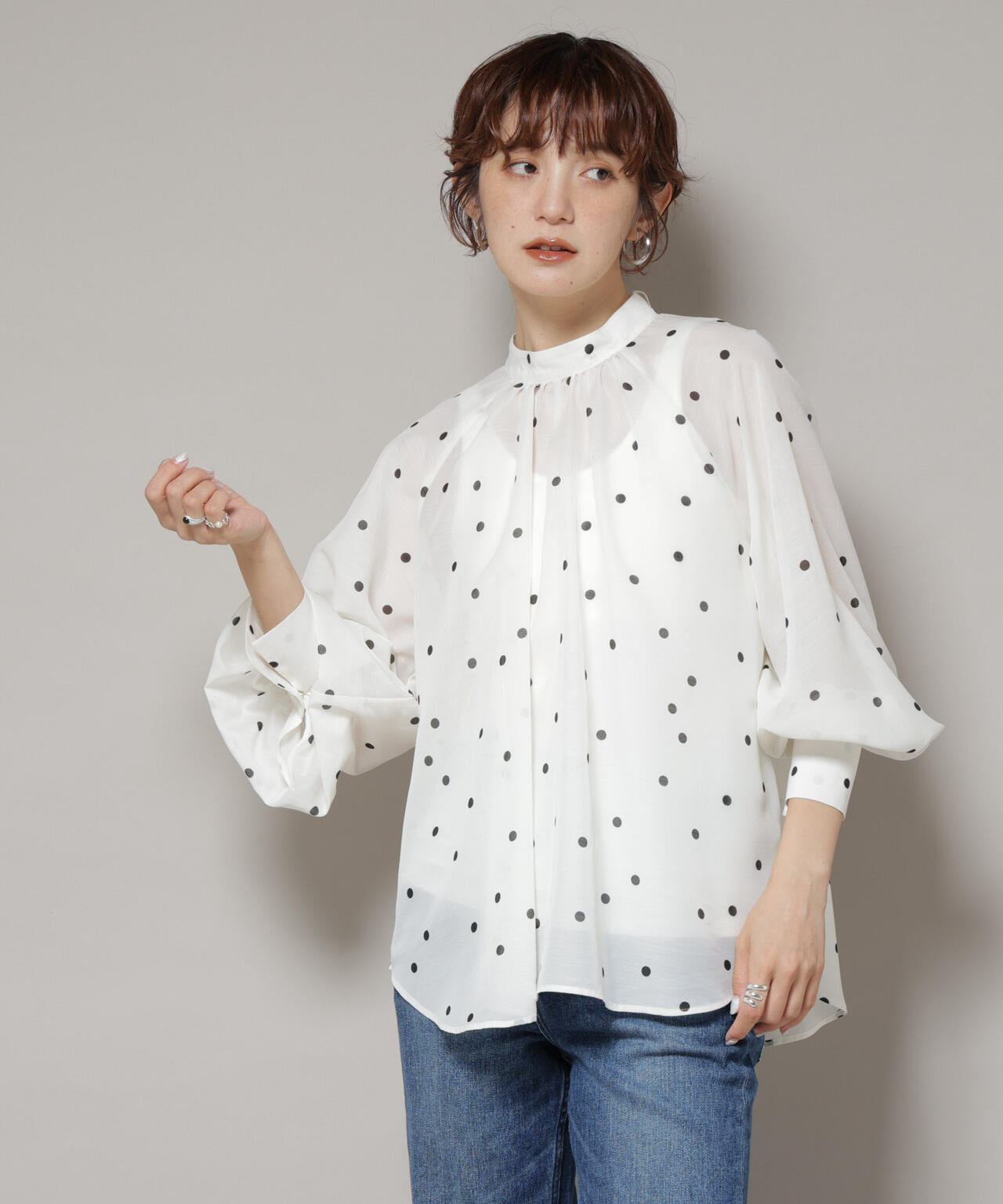 ランダムドットボータイ付きブラウス