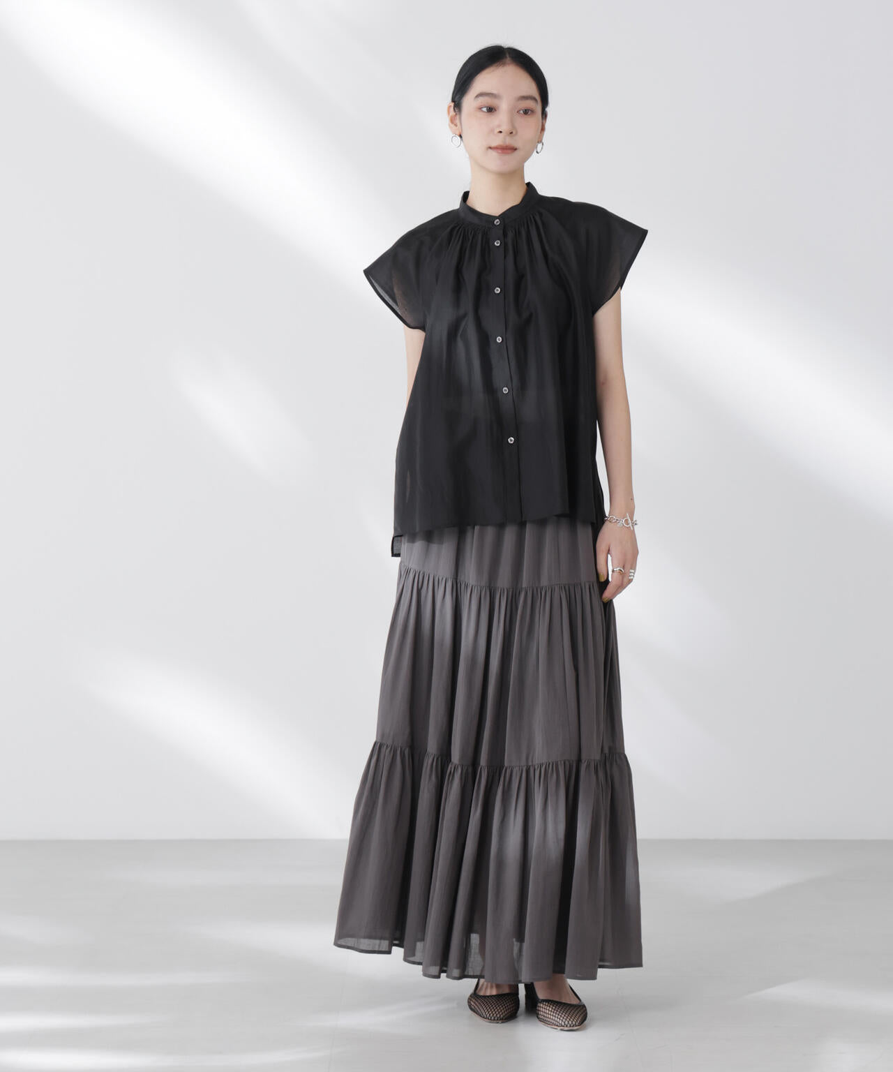 シアーサテンスタンドカラーブラウス