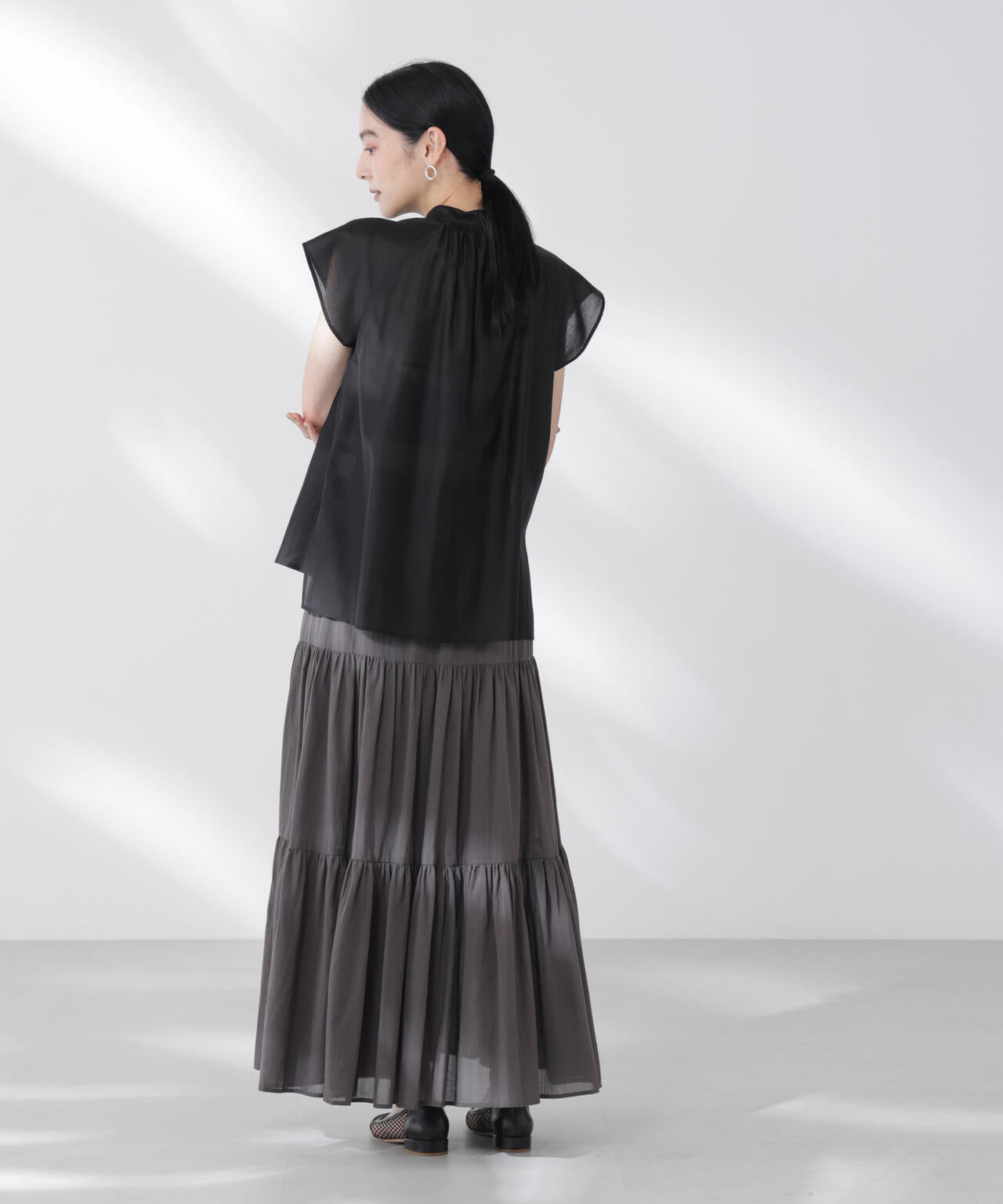 シアーサテンスタンドカラーブラウス