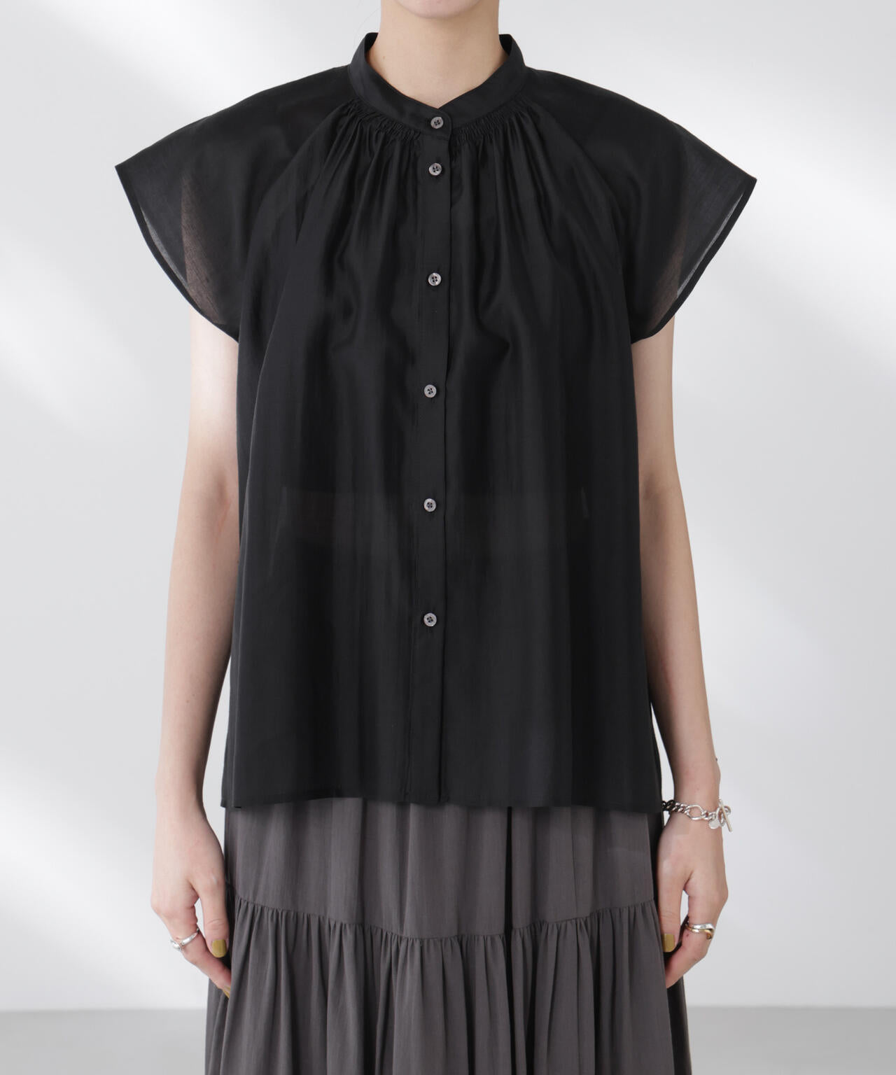 シアーサテンスタンドカラーブラウス