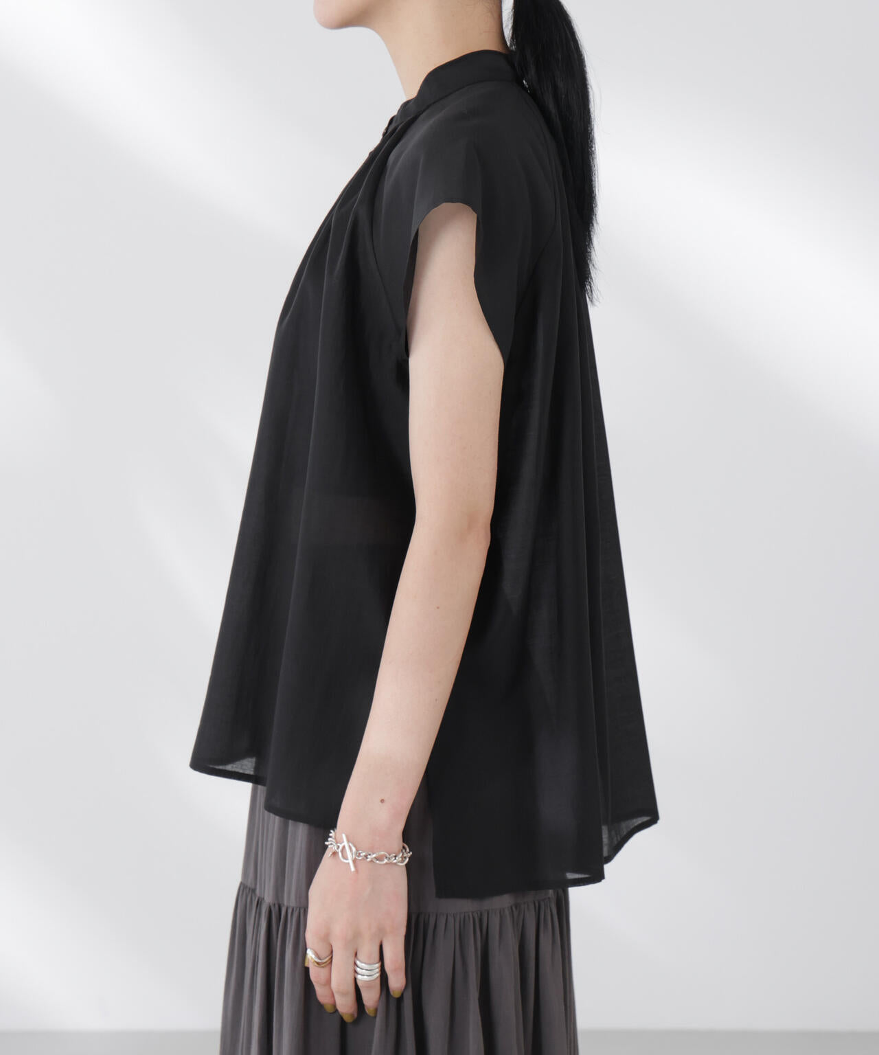 シアーサテンスタンドカラーブラウス