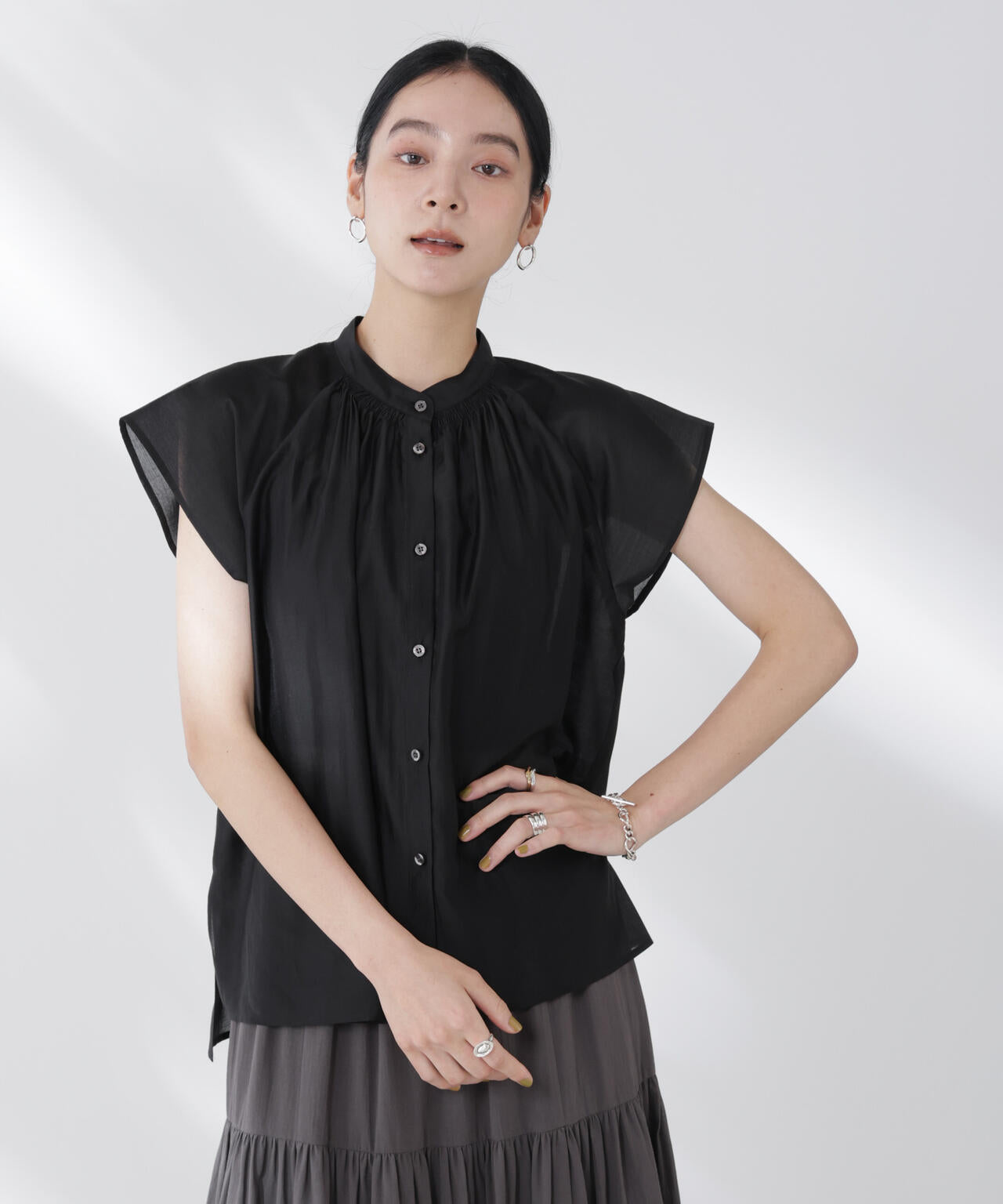 シアーサテンスタンドカラーブラウス