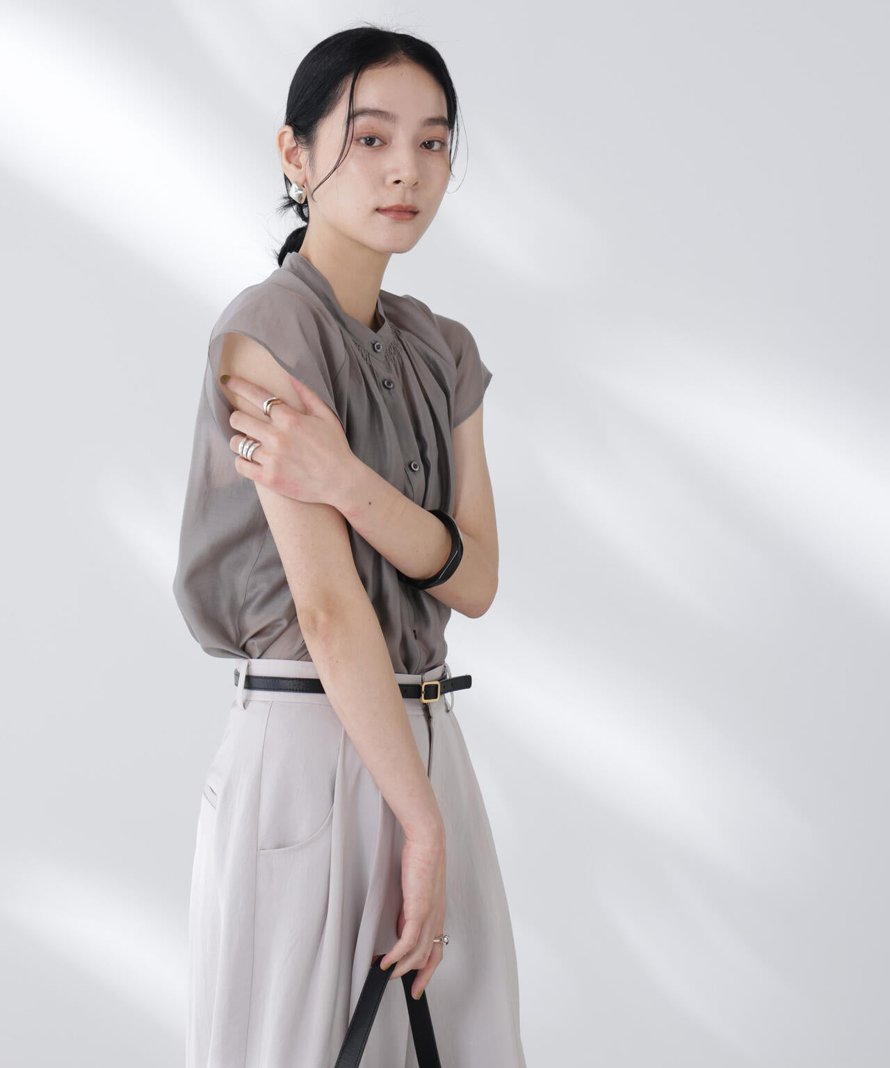 シアーサテンスタンドカラーブラウス