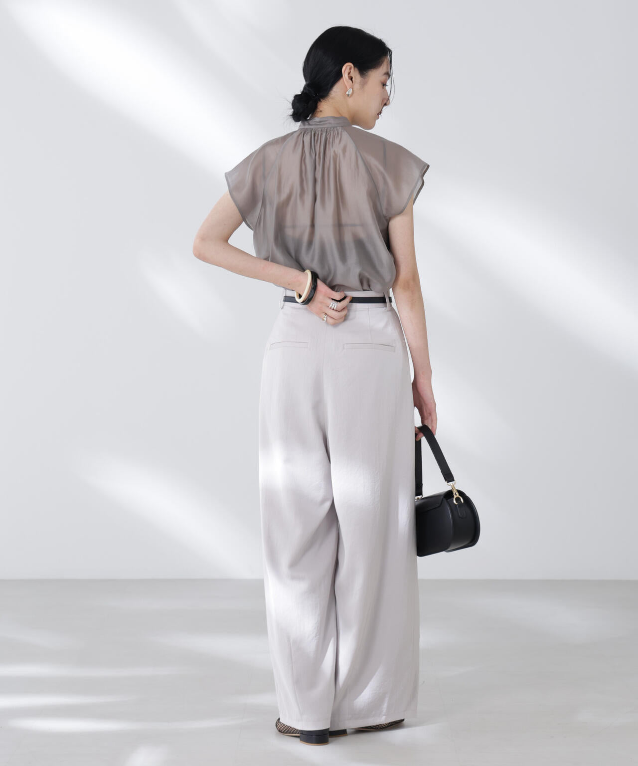 シアーサテンスタンドカラーブラウス