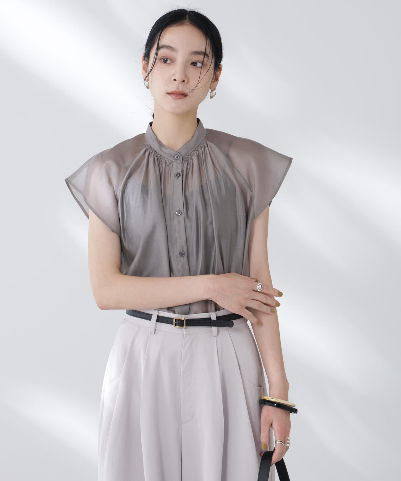 シアーサテンスタンドカラーブラウス