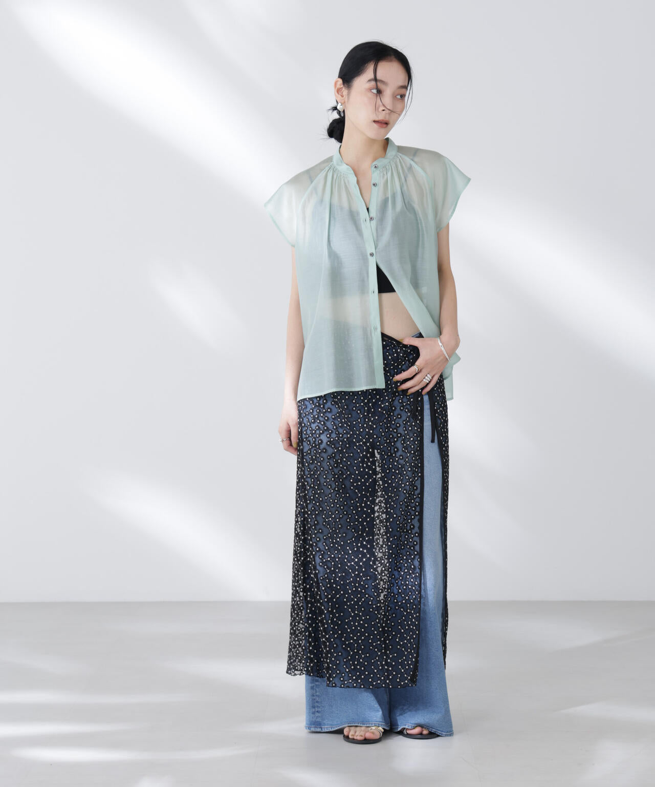 シアーサテンスタンドカラーブラウス