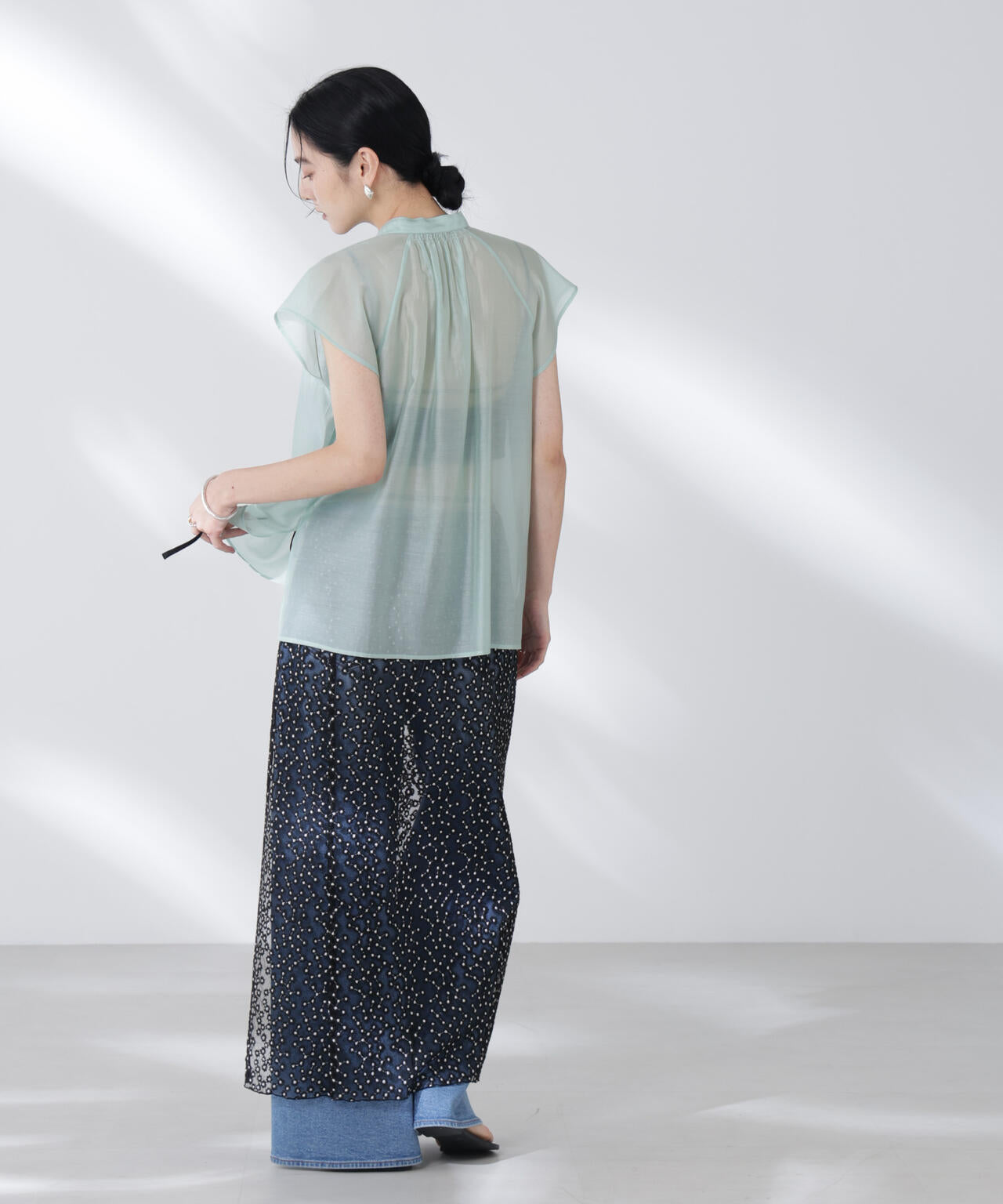 シアーサテンスタンドカラーブラウス