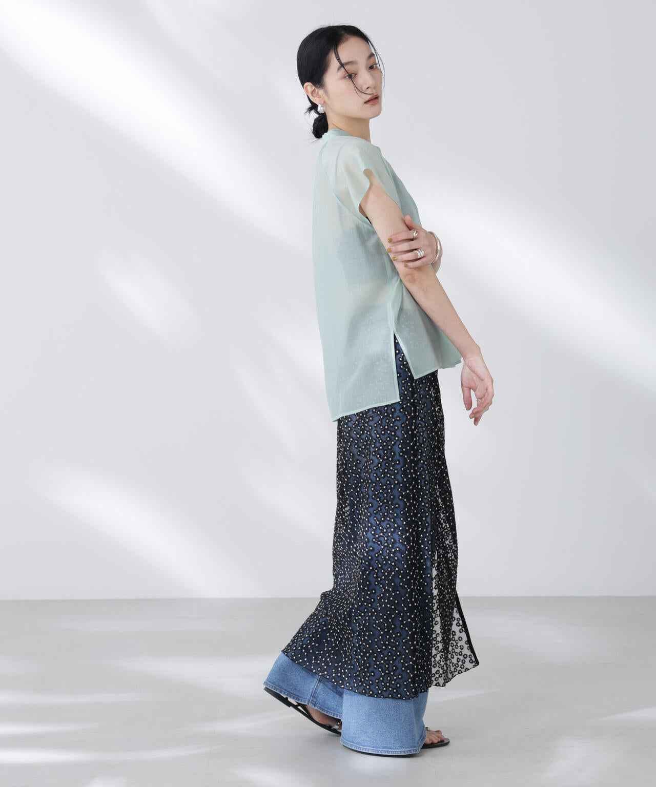 シアーサテンスタンドカラーブラウス