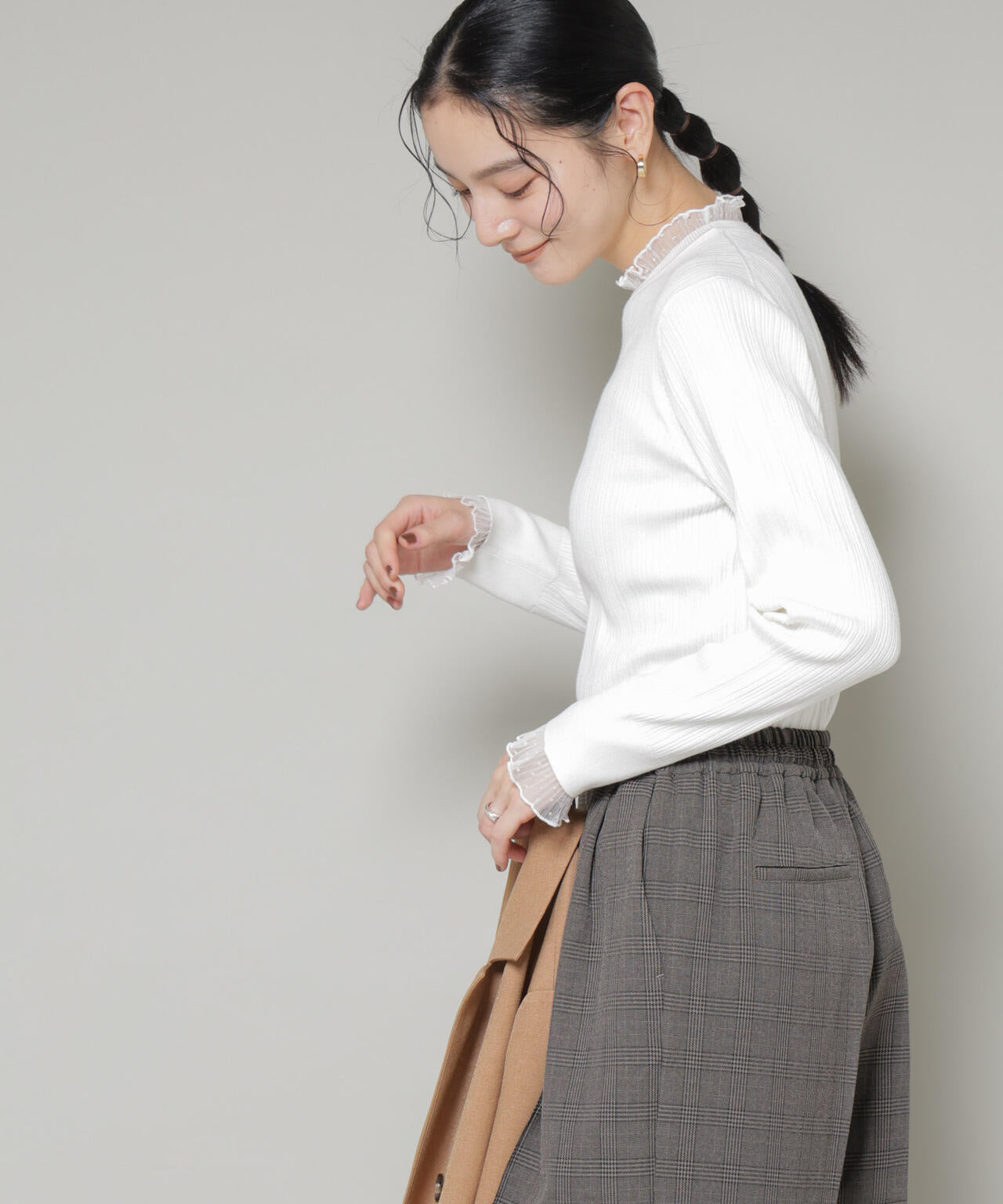 ホホバオイル加工チュールフリル付きランダムリブニット