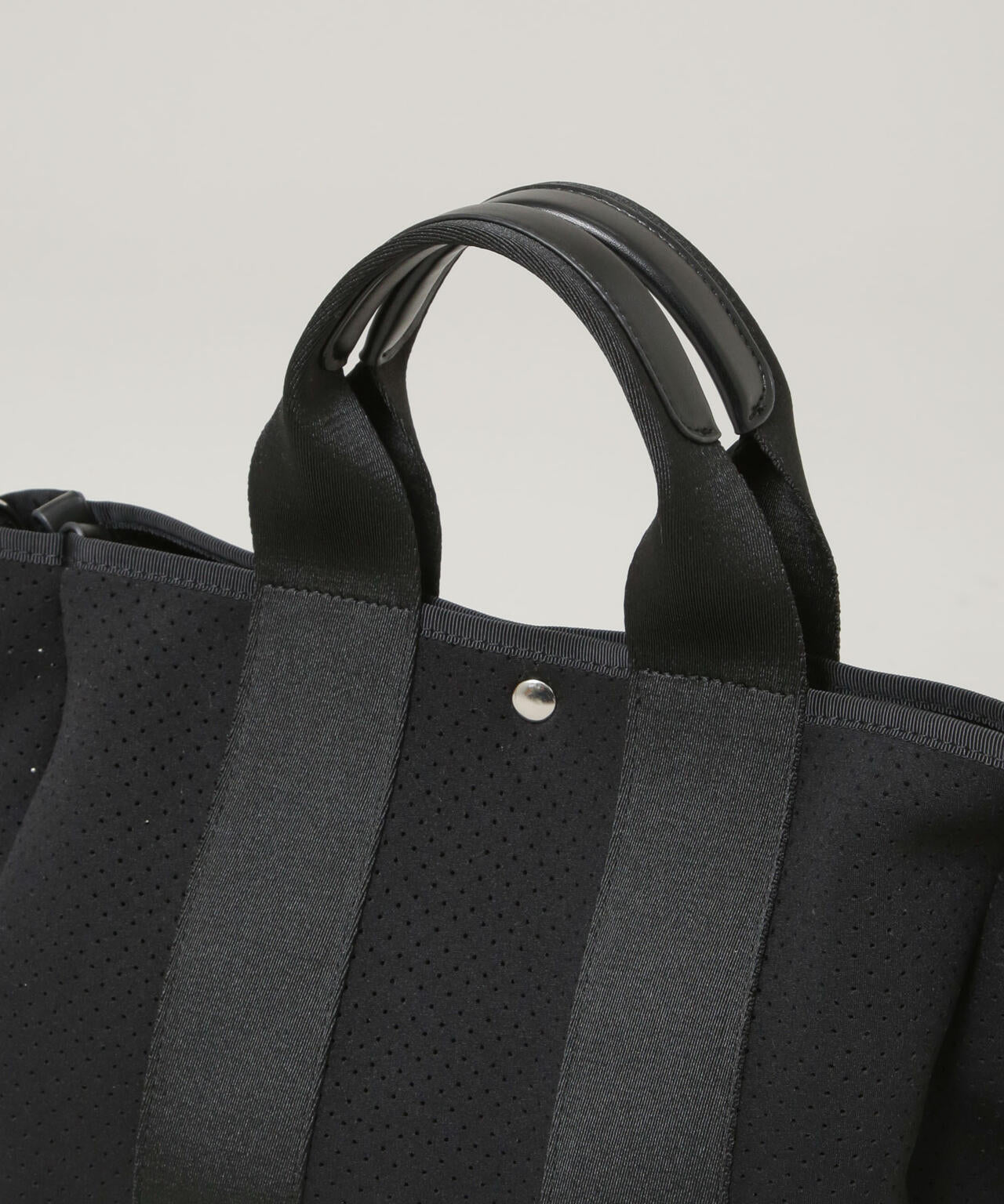 パンチングショルダートートバッグ