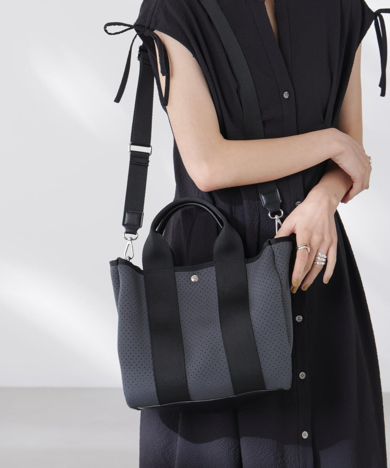 パンチングショルダートートバッグ