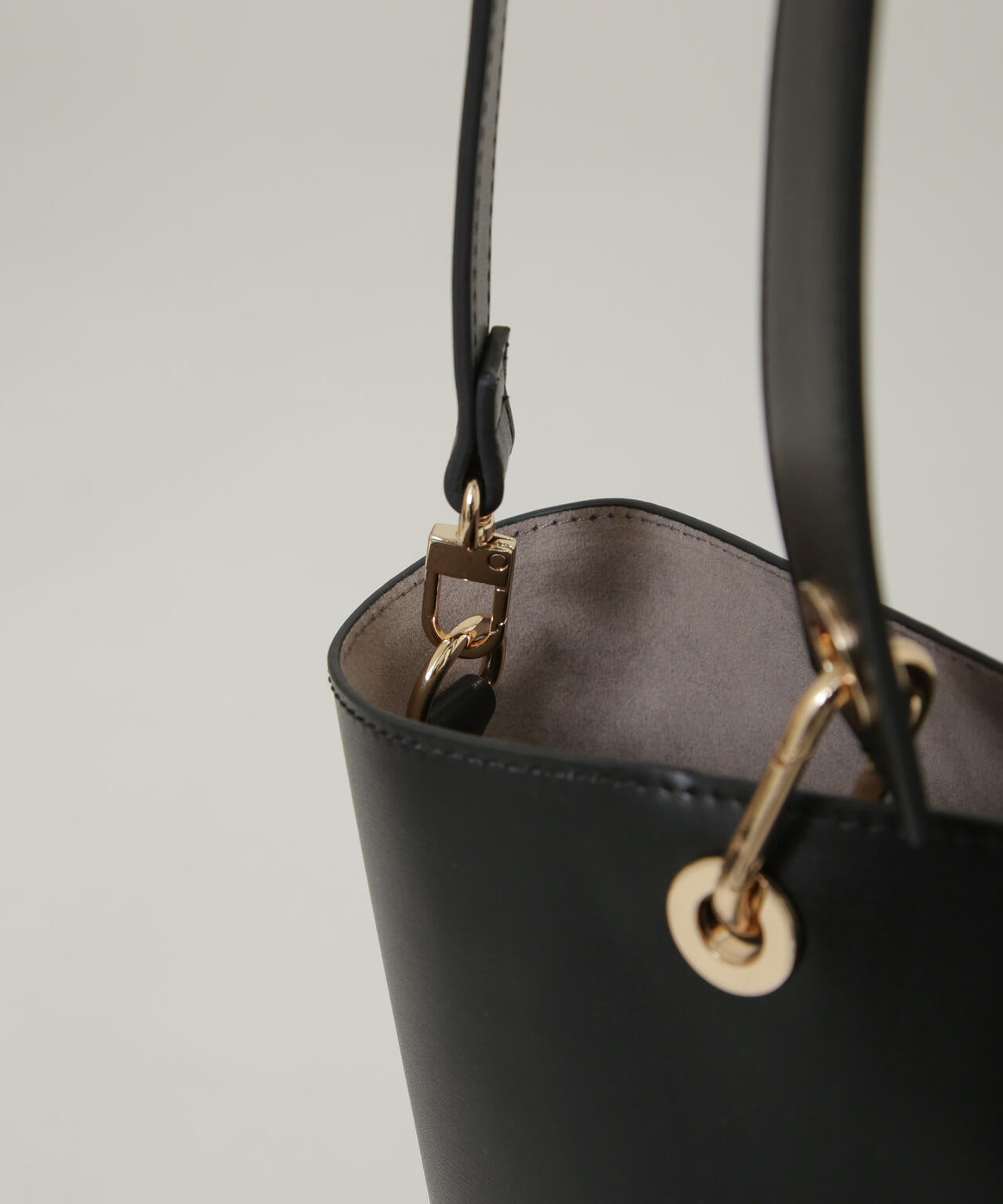 アシンメトリーハンドルバケツトート
