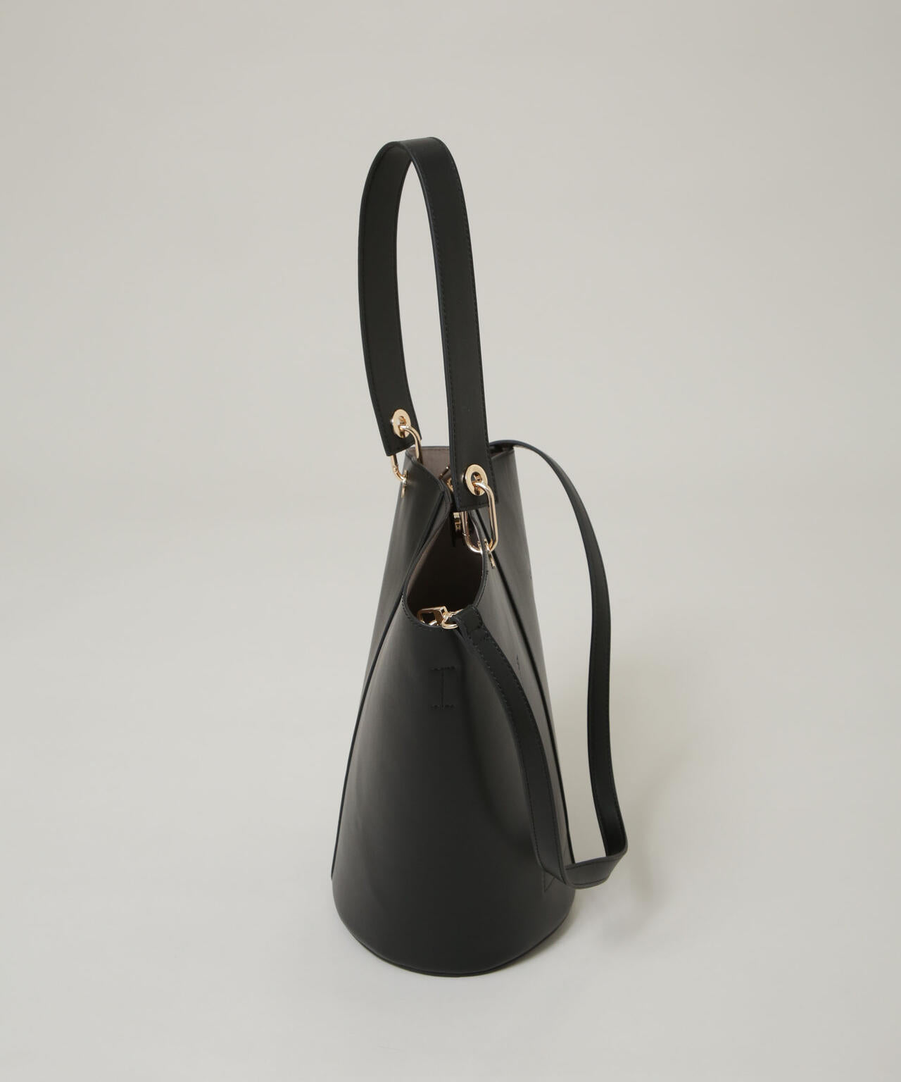 アシンメトリーハンドルバケツトート